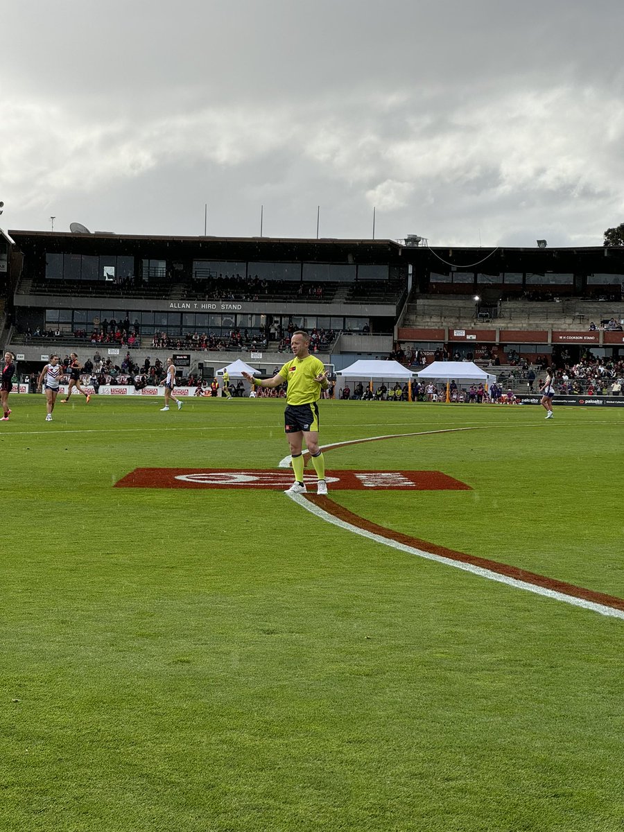 WillTails40's tweet photo. Last week: “Razor” Ray Chamberlin retired from umpiring AFL
Today: “Razor” Ray Chamberlin umpiring the AFLW at Windy Hill

#AFL #AFLW #DonsDockers https://t.co/Zfm2Icn7WT