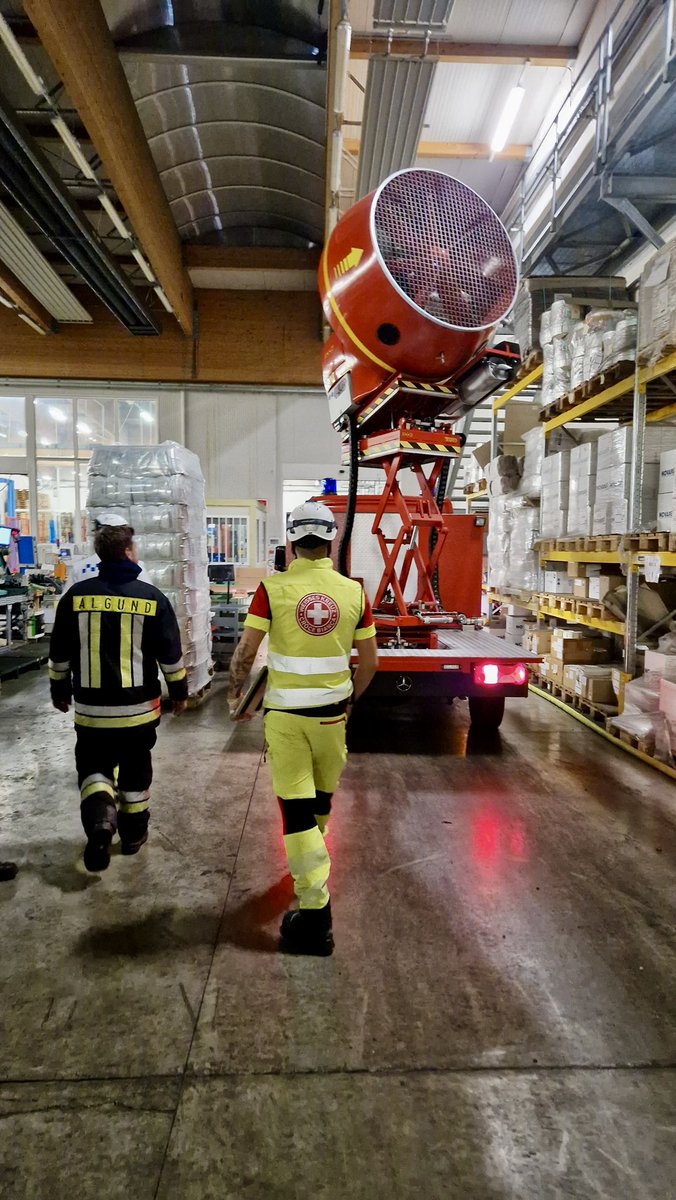 LFVSuedtirol's tweet photo. #EINSATZINFO: FF Algund - 31.08.24 - 01:06 - Brand mit starker Rauchentwicklung in der Obstgenossenschaft von Algund 📸 David Ceska #Infointervento: VVF Lagundo - 31.08.24 - 01:06 - Incendio con forte sviluppo di fumo nella cooperativa frutticola a Lagundo. https://t.co/iUZVovsyed