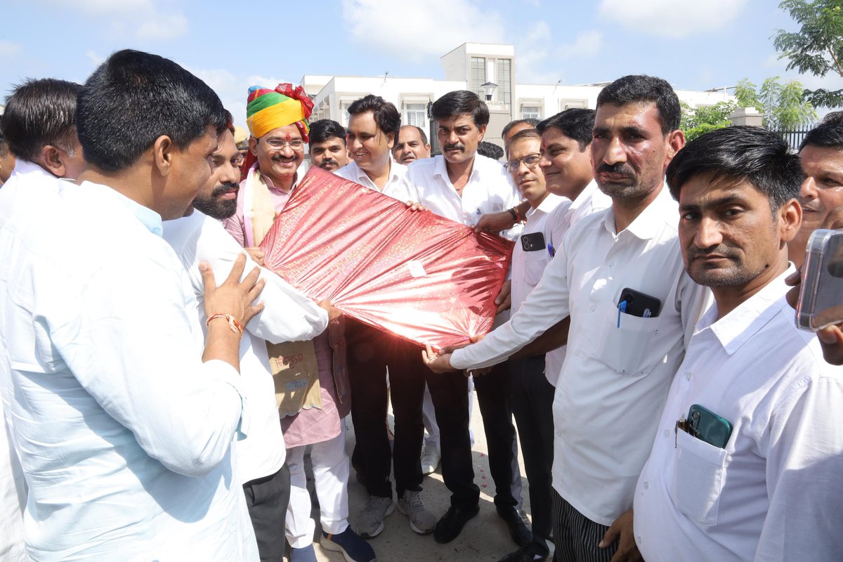 DrPremBairwa's tweet photo. बड़ों का आशीर्वाद, छोटो का स्नेह
आप सभी का कोटि कोटि आभार… 

आज जन्मदिवस के विशेष उपलक्ष्य पर हरसुलिया स्टैण्ड, भोजपुरा, फागी में भाजपा कार्यकर्ताओं, जाट समाज के महानुभावों, बार एसोसिएशन के सम्मानित जनों द्वारा आत्मीयता से परिपूर्ण इस भव्य स्वागत अभिनन्दन हेतु आप सभी का कोटिशः आभार।

#DrPremBairwa #DyCMRajasthan