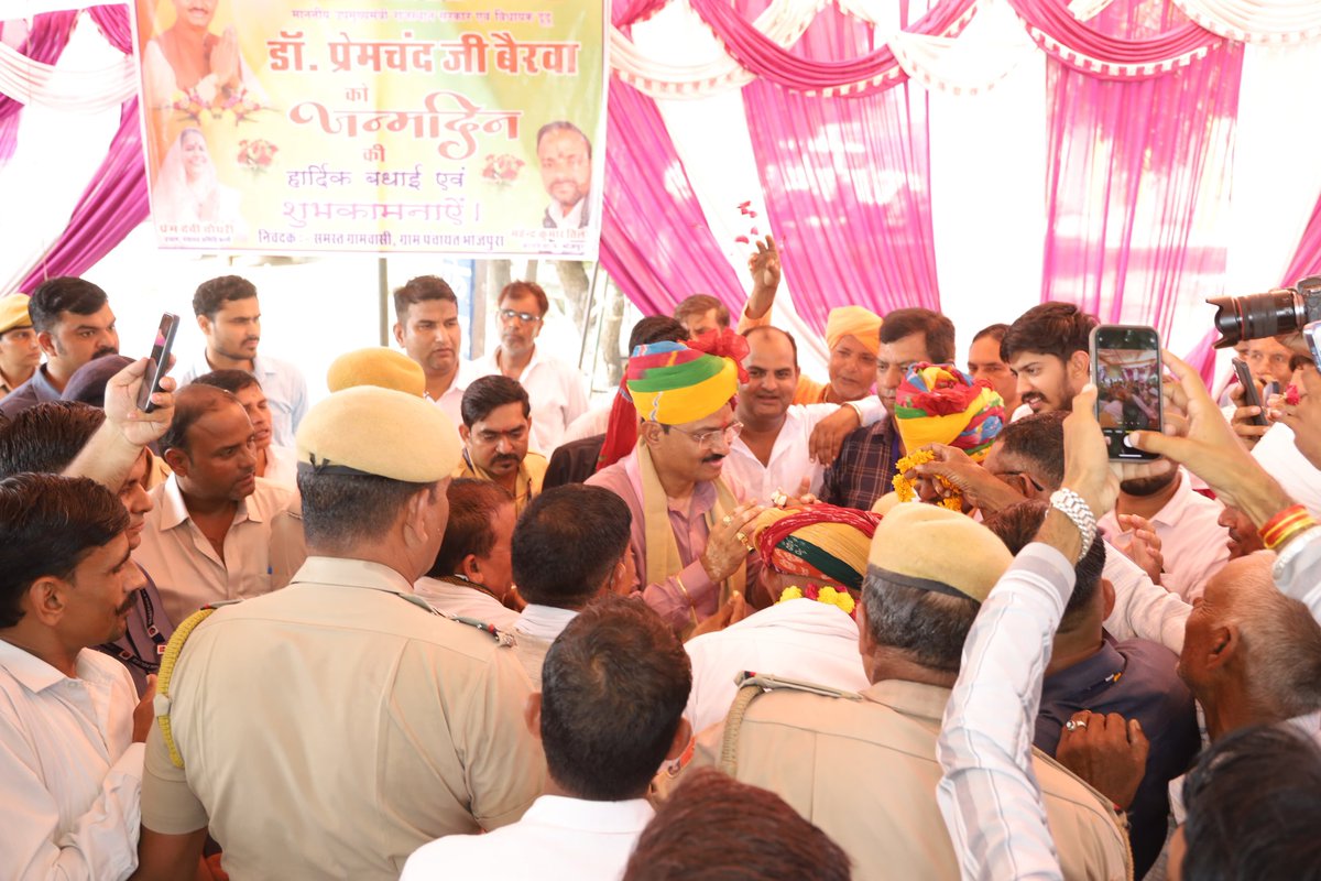 DrPremBairwa's tweet photo. बड़ों का आशीर्वाद, छोटो का स्नेह
आप सभी का कोटि कोटि आभार… 

आज जन्मदिवस के विशेष उपलक्ष्य पर हरसुलिया स्टैण्ड, भोजपुरा, फागी में भाजपा कार्यकर्ताओं, जाट समाज के महानुभावों, बार एसोसिएशन के सम्मानित जनों द्वारा आत्मीयता से परिपूर्ण इस भव्य स्वागत अभिनन्दन हेतु आप सभी का कोटिशः आभार।

#DrPremBairwa #DyCMRajasthan