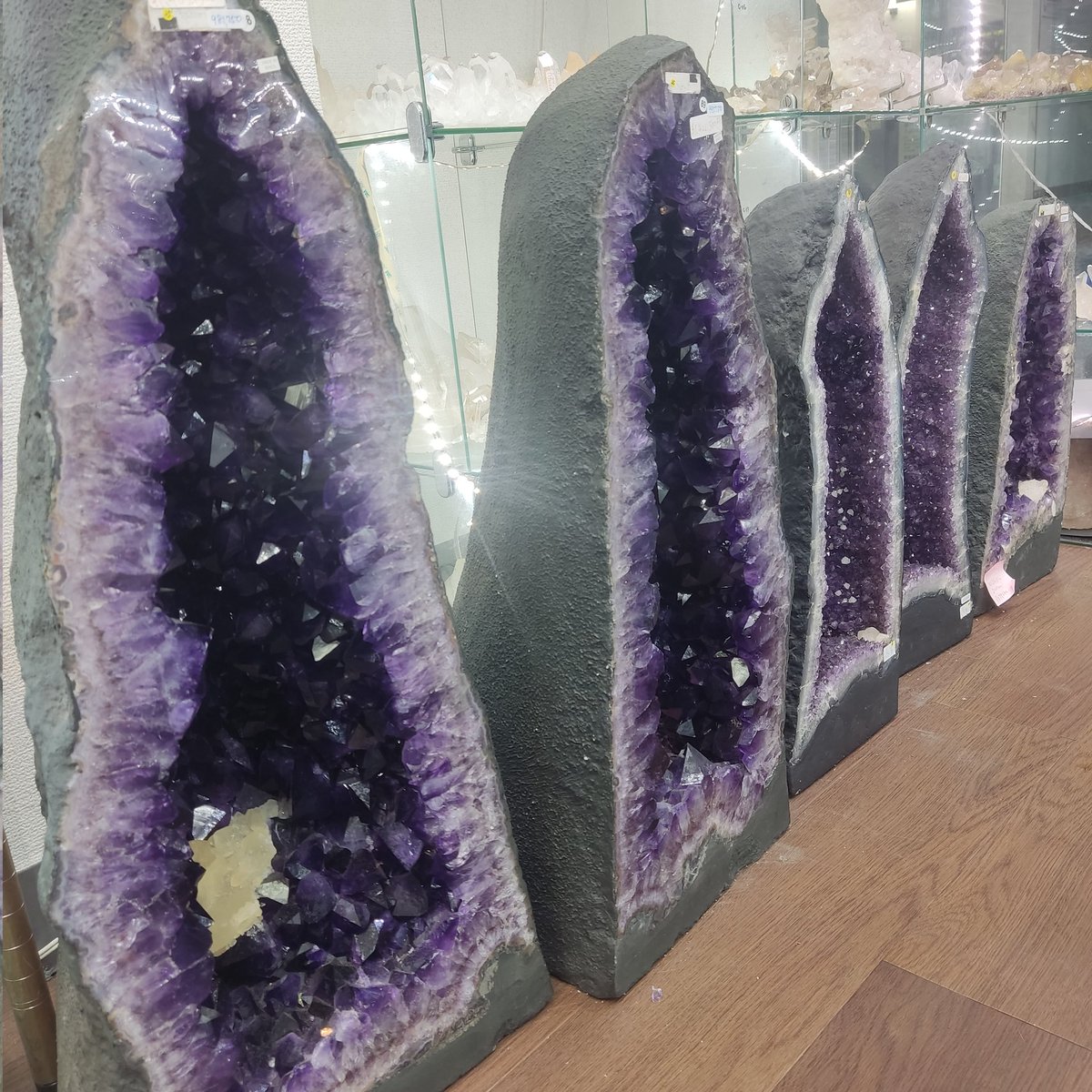nirvana_stone's tweet photo. 🌈✨絶賛SALE中🌈✨
現在ニルヴァーナストーン御徒町店では、アメシストドーム、ブラジル産アメシストの置き物、アーカンソー産水晶クラスターの一部が30%OFFとなっております🥰💖
この機会をお見逃し無く😍
#御徒町
#天然石
#原石
#クラスター
#アメシストドーム https://t.co/D1zifgRuIs