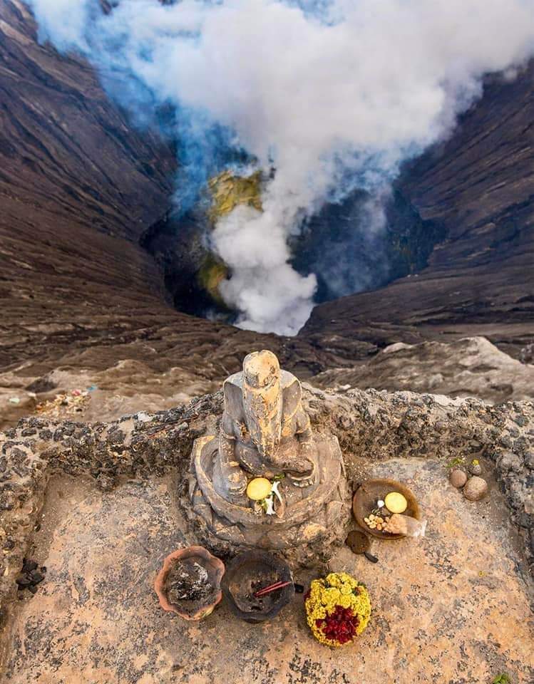 Bengaluruhudugi's tweet photo. This statue of Lord Ganesha on Mount Bromo in Indonesia is thought to be 700 years old. It is located at the mouth of an ACTIVE volcano in Mount Bromo, Indonesia.
Locals worship him even during explosions, and he is believed to protect them.
#CTOO
ಗಣಪ ನೀನೇ ದಿಕ್ಕು https://t.co/JN429dIuw0