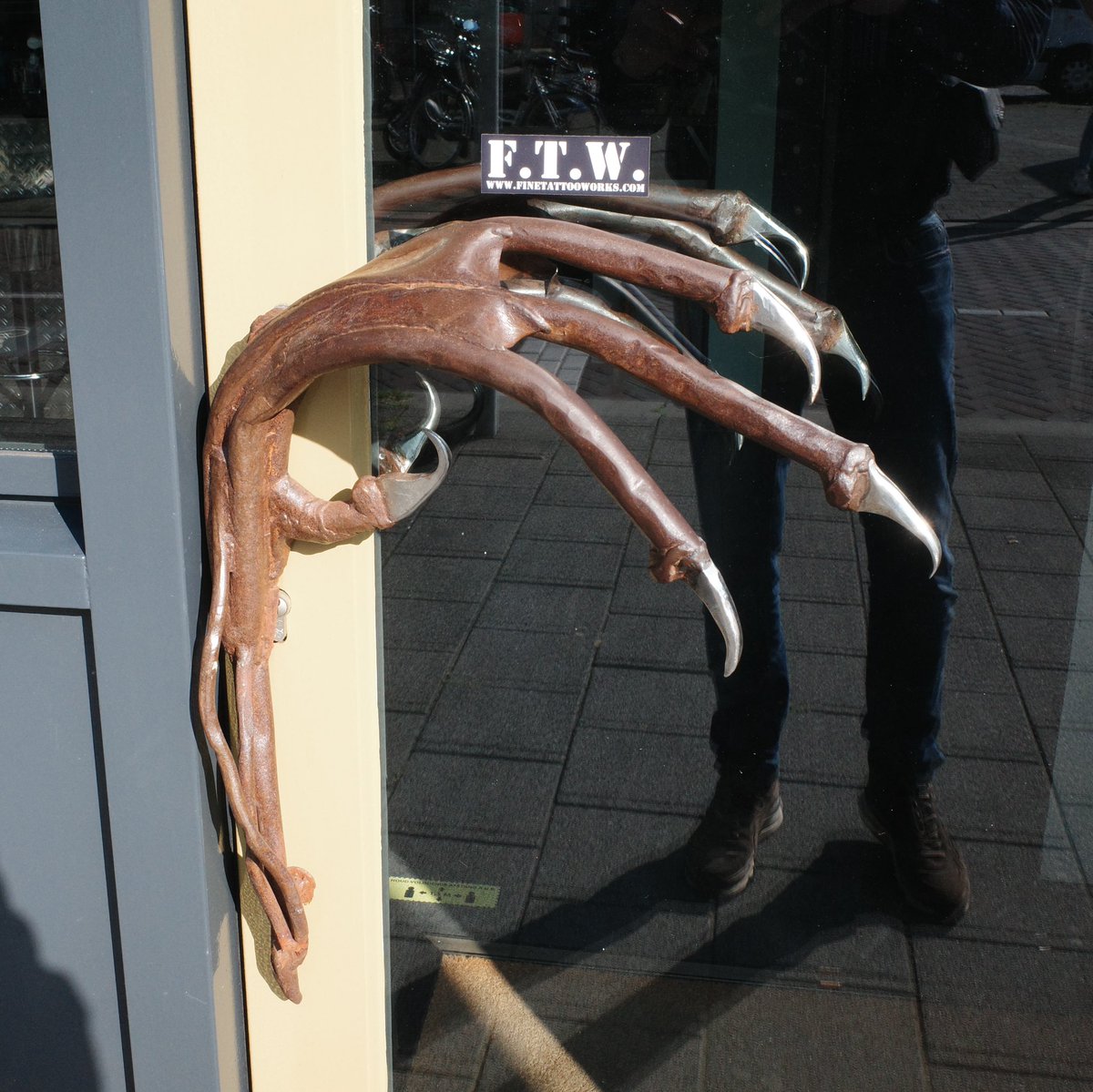 #straatjutten 4826: Deurklauw.
Het is alsof je Magere Hein zelf een hand geeft, als je de deur opent van deze tattoo shop in Breda. Vanaf het eerste contact is duidelijk dat je hier geen gewone winkel binnenstapt.
#ideeënstarter: maak van het eerste contactmoment aleen beleving.