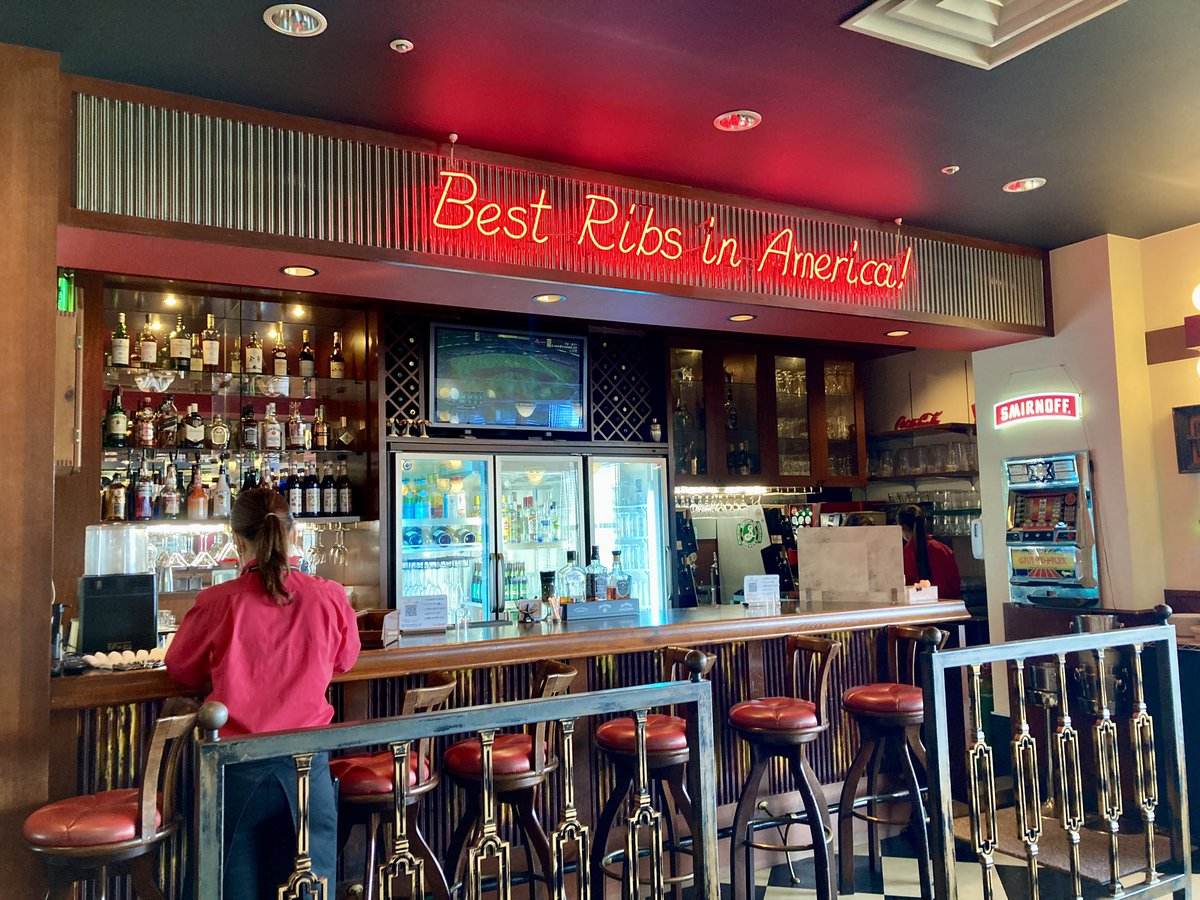 neco_u_'s tweet photo. 2024.8.31 特製リブランチ@ #トニーローマ 千葉幕張WBG店
YouTube でアメリカのBBQの動画を見ていたらそれっぽいものを食べたくなったので。
日本とアメリカのBBQは別物。
でかくて厚い肉の塊にがぶりつく、ロマンです。
#海浜幕張 #リブロース #肉料理 #tonyromas #rib #meat https://t.co/4dWB0Fmd6n