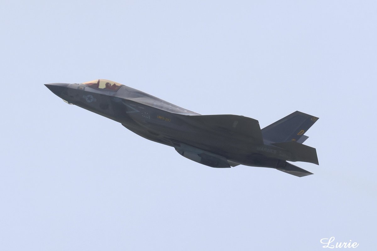 sun1125buddy's tweet photo. ✈️沖縄の思い出✈️ 2024/7/23
F-35Aのみ固定武装として機関砲が内蔵されていますが、F-35B及びCにはないためにガンポッドを装着するようです。

USMC VMFA-242 Bats
F-35B /DT01(169623)ガンポッド装着

#沖縄旅行
#嘉手納基地
#F35
#GunPod https://t.co/qTqP9oYXdP