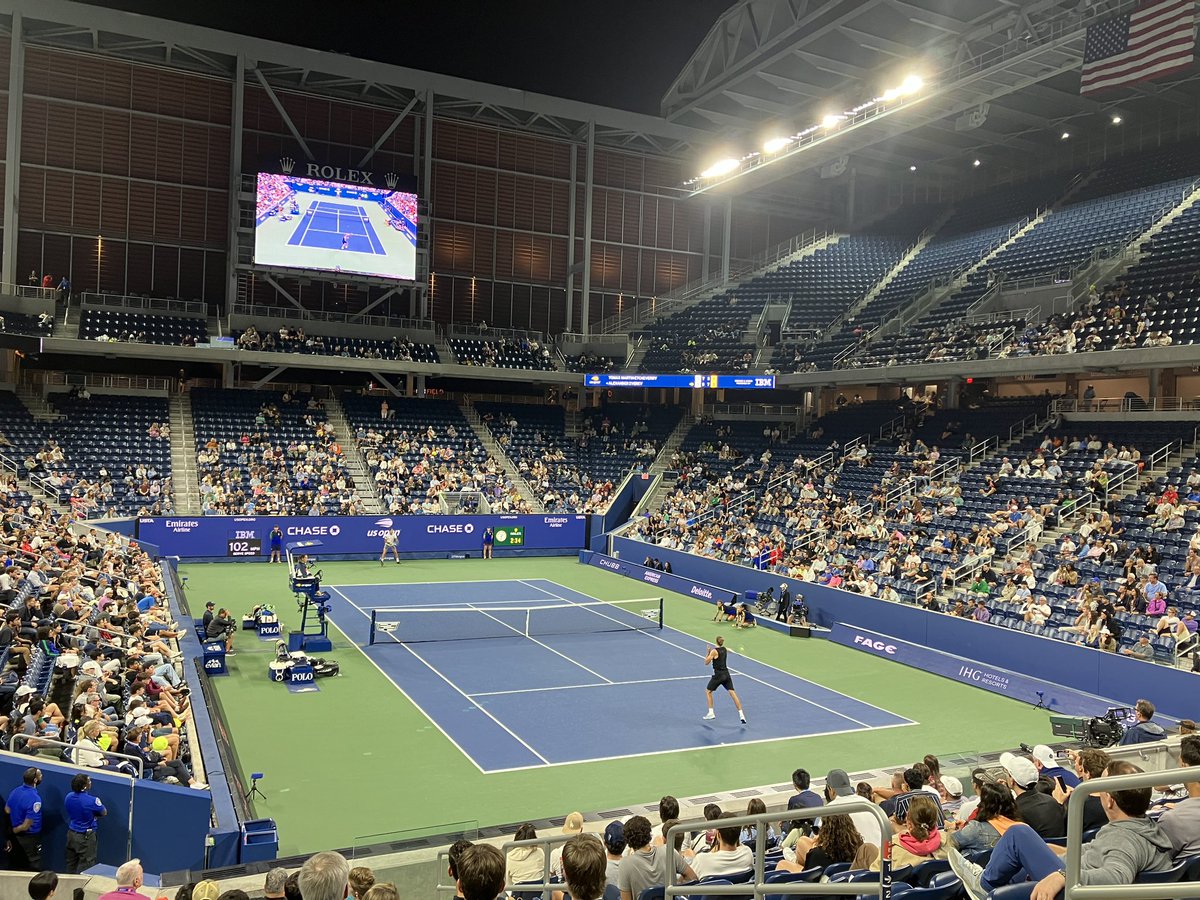 fluetticke's tweet photo. Nachtschicht für Zverev. #USOpen #dpareporter https://t.co/qde6Utu38h