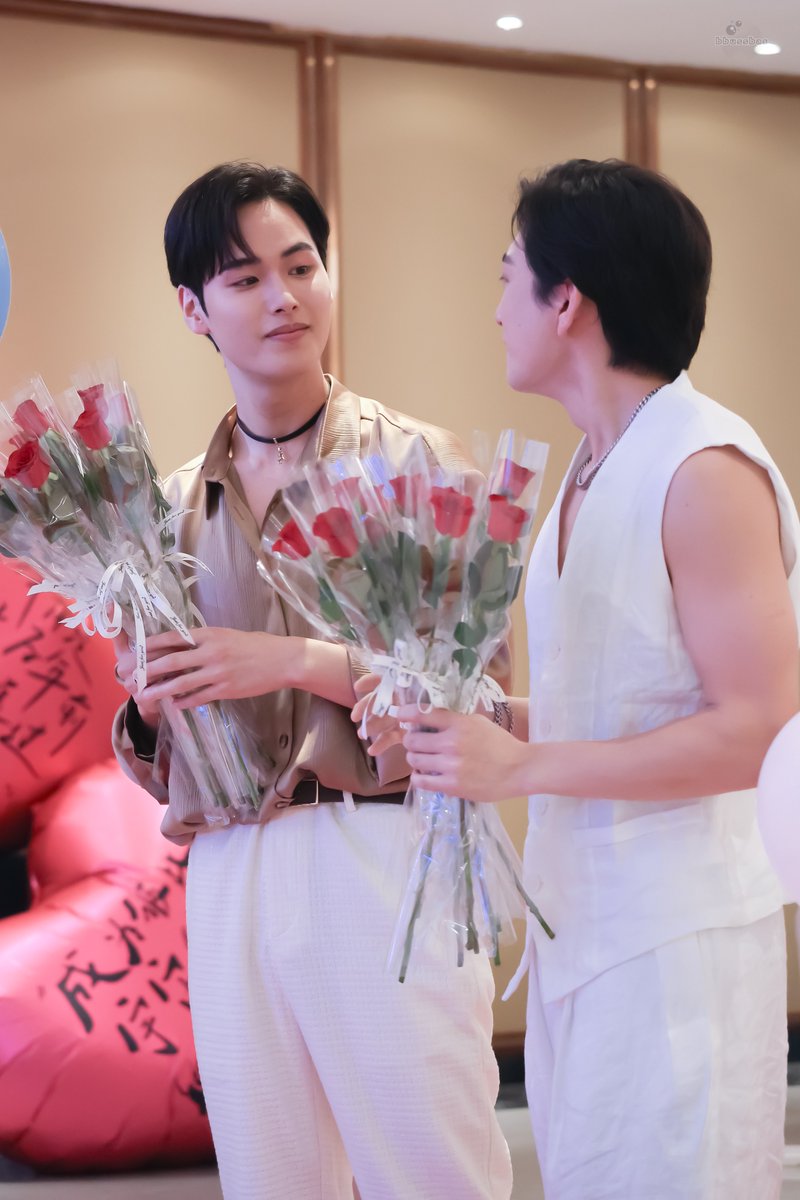bbussbas's tweet photo. ที่สุดของชีวิต สว คือการได้เห็นเขารักกันกับตาคู่นี้😍🥹

@dai_nakai21288 @shun_zhongxi 

DAISHUN 1ST FANMEET IN SHANGHAI

#DaiShunFMinShanghai
#DaiShun https://t.co/h9DfxpSQuZ