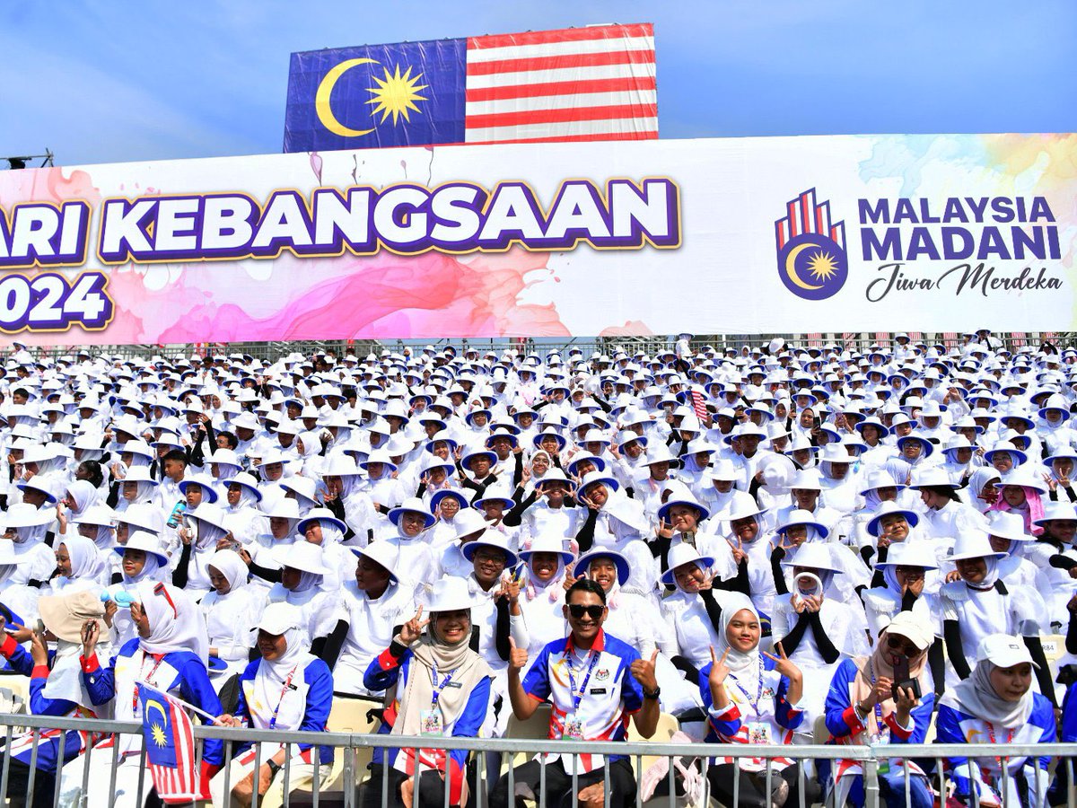 fahmi_fadzil's tweet photo. They stole the show!

Syabas dan setinggi-tinggi penghargaan daripada saya dan seluruh warga @komunikasi_gov kepada 2000 pelajar sekolah menengah yang terlibat dalam pasukan persembahan Teres Grafik Manusia (Human Graphic) pada Sambutan Hari Kebangsaan 2024 di Putrajaya.

Persembahan yang sangat menakjubkan daripada mereka.

Kesemua pelajar ini adalah daripada 50 buah sekolah di bawah Kementerian Pendidikan Malaysia sekitar negeri Selangor.

Mereka berlatih secara intensif selama 2 bulan untuk merealisasikan persembahan hari ini.

Well done!