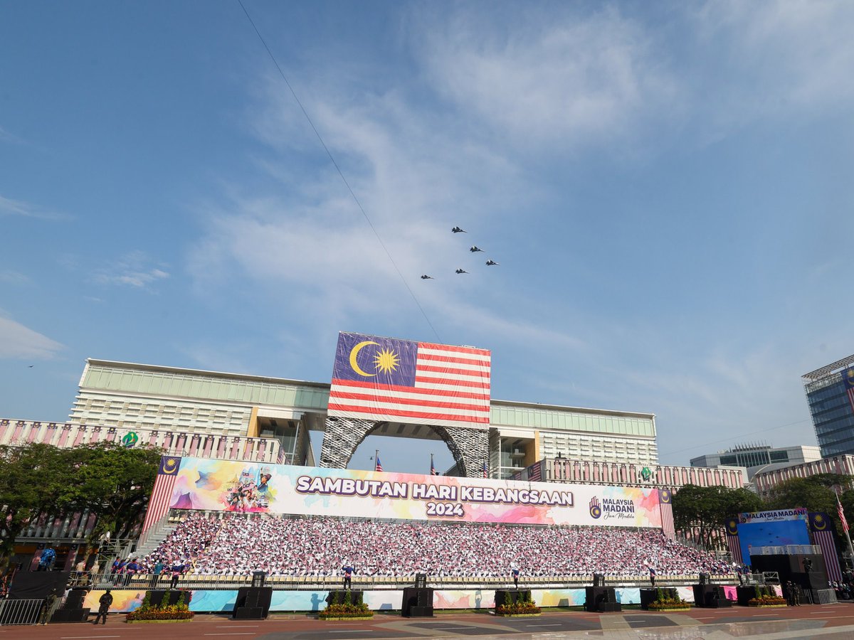 fahmi_fadzil's tweet photo. They stole the show!

Syabas dan setinggi-tinggi penghargaan daripada saya dan seluruh warga @komunikasi_gov kepada 2000 pelajar sekolah menengah yang terlibat dalam pasukan persembahan Teres Grafik Manusia (Human Graphic) pada Sambutan Hari Kebangsaan 2024 di Putrajaya.

Persembahan yang sangat menakjubkan daripada mereka.

Kesemua pelajar ini adalah daripada 50 buah sekolah di bawah Kementerian Pendidikan Malaysia sekitar negeri Selangor.

Mereka berlatih secara intensif selama 2 bulan untuk merealisasikan persembahan hari ini.

Well done!