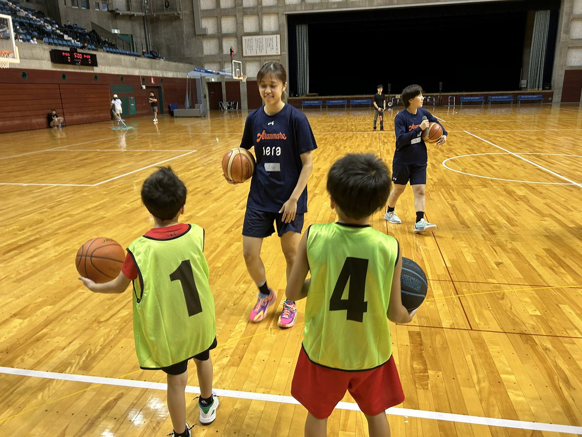 aranmare_basket's tweet photo. 秋田県バスケットボール協会主催
『キッズ・バスケフェスティバル
AKITA 2024』に

🧒🏻ウィン（平松 飛鳥）
👩🏻‍🦰ミル（髙野 柚希）
👱🏻‍♀️コン（矢野 祐未）
🍊アラマ

が参加！
約30名の参加者のみなさんと
クリニックを行いました🫳🏀
みなさんお疲れ様でした！

#アランマーレ秋田 https://t.co/XtNeAqsUOt