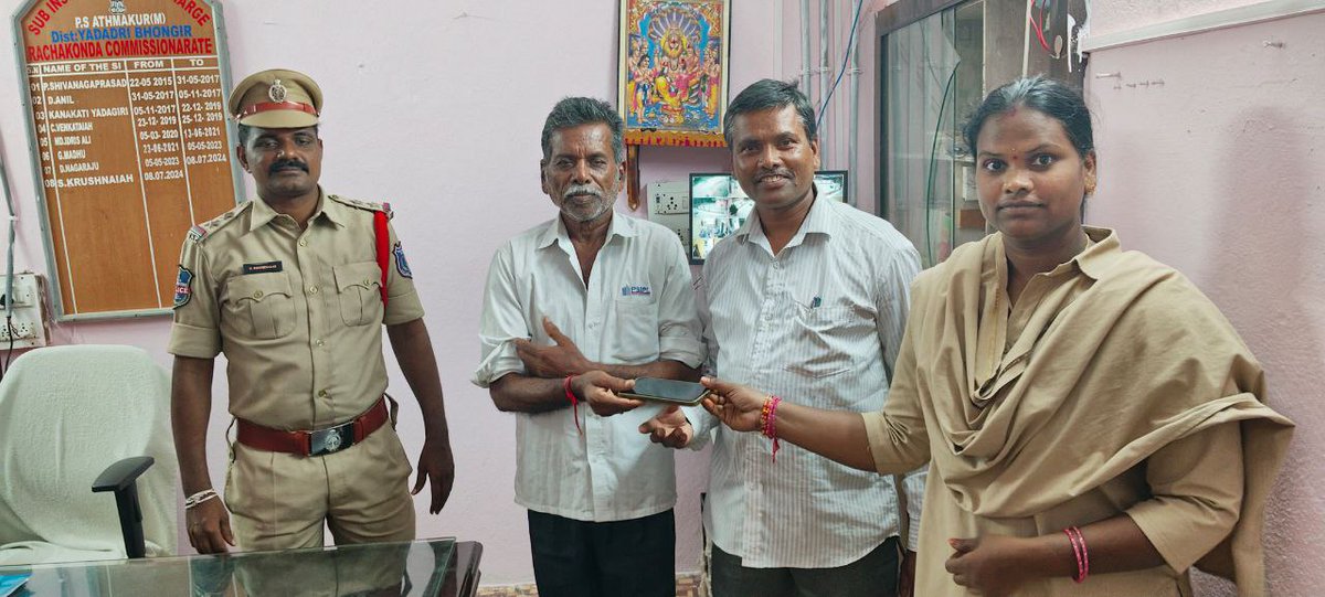 AthmakurPS's tweet photo. #Traced Mobile phone and hand over to rightful owner #Athmakur(M)PS @RachakondaCop https://t.co/oxzCov4Zgo