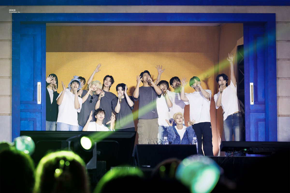 realtiger_hs's tweet photo. 240723 CARAT LAND
평생 이렇게 같이 재미있게 놀고🩷
안녕하고 또 만나는 사이가 되자🩵
#세븐틴 #SEVENTEEN
@pledis_17 https://t.co/W43hFbyQQs
