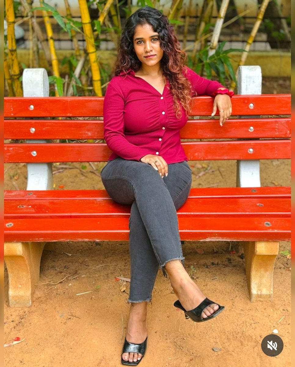 Me :-Mam plz chas*ty kooda remove pana venam..ipdi public place la asinga paduthathinga

She :-Really..Seri nee en shoe koda s*x vacha la antha pic a un insta id la podren 😂

Me :- Mam venam Plz frnds la irukanga insta la 

Wife :- Apo Mooditu kaala naku..ipo ingaye dress illama