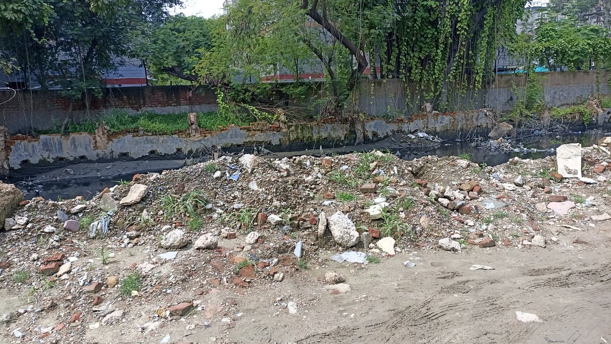 ये फोटो सेक्टर28 के विश्व भारती स्कूल के सामने बहते नाले की है. करीब 4-5 महीने से ढकने का काम चल रहा है पर ना तो कोई बेरीकेड है और ना काम पूरा हो रहा है. रोज बच्चे यही से स्कूल आते जाते है. क्या अथॉरिटी किसी घटना का इंतजार कर रहे है इसको ढकने के लिए?
<a href="/CeoNoida/">CEO, NOIDA Authority</a> <a href="/noida_authority/">NOIDA Authority</a>