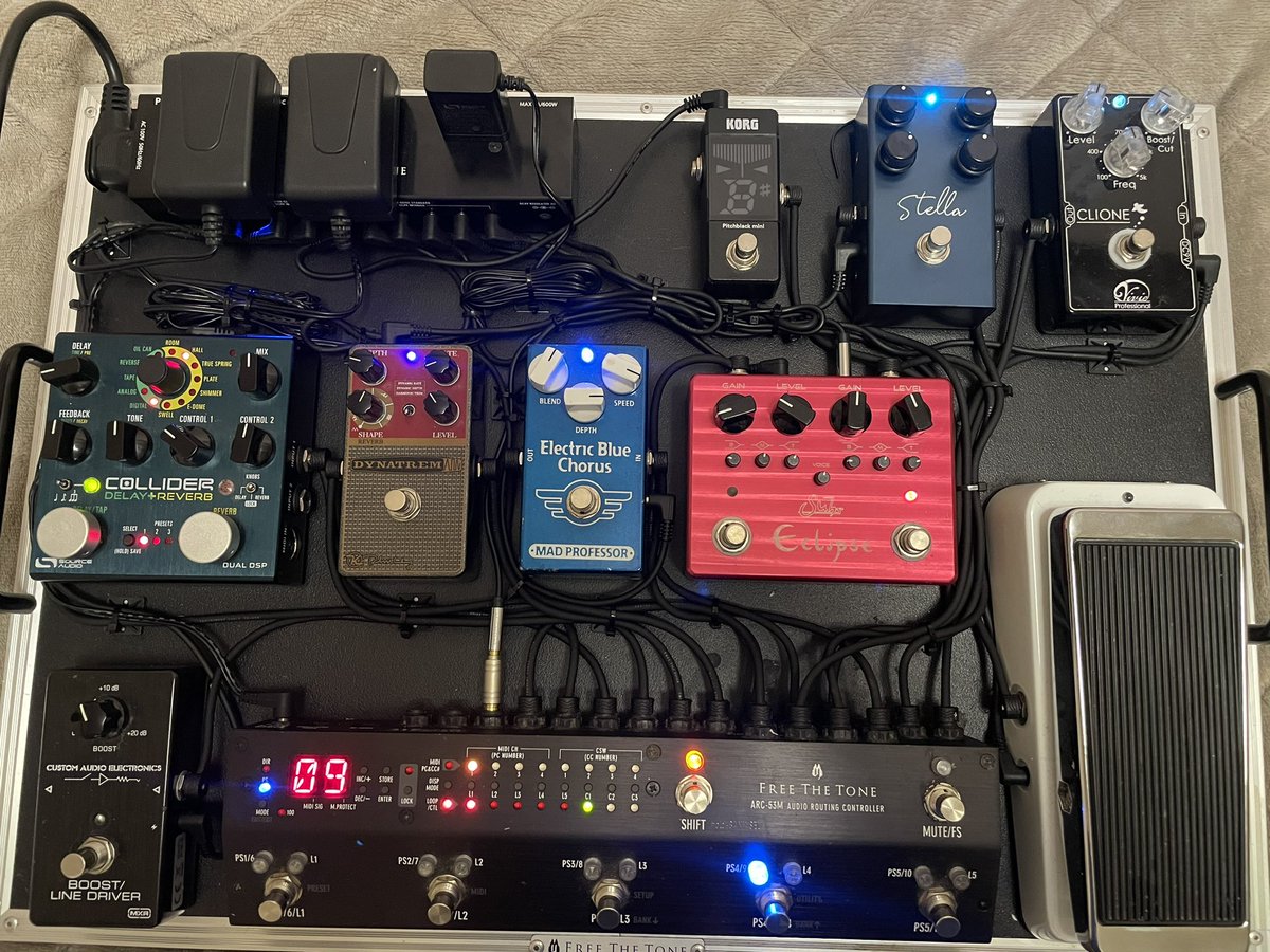 sus4th_24's tweet photo. エフェクターボード内の配線を全部ソルダーレスケーブルに替えて整理してみた！
歪みペダルも一部変えたので、この配置で固定する。もうエフェクターは買いません。たぶん…
#エフェクターボード https://t.co/WIRPS5oJka