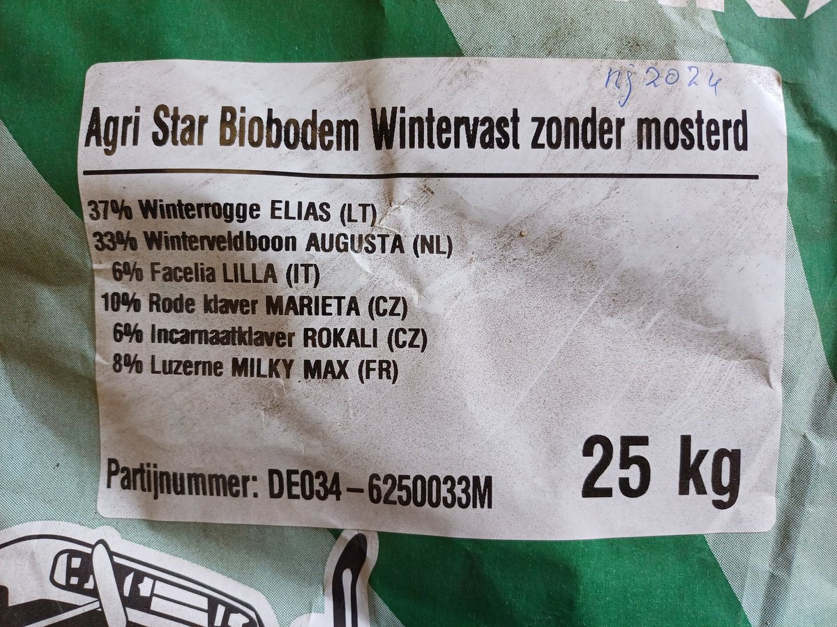 PHMulder1's tweet photo. Na gerstoogst en uitrijden strorijke geitenmest (met schijveneg ingewerkt) de '#groenbemester' zaaien: ook dit jaar een zadenmengsel (ipv. 'monocultuur'), dat stikstof bindt.
Tot volgend voorjaar hiermee ('groene') bodem bedekking, goed voor #bodemleven.
Dan volgt aardappelteelt. https://t.co/wIc8M8wobO