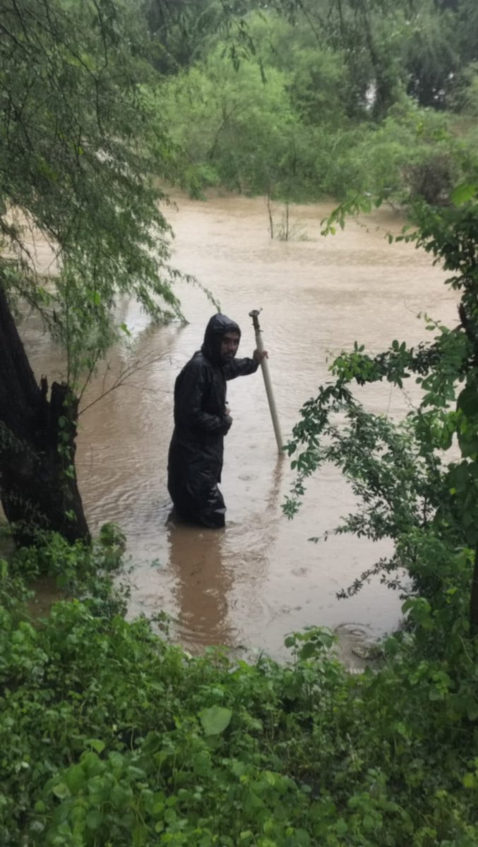 mgvcl_mgvcl's tweet photo. Our field staff displayed remarkable commitment during heavy rains, working tirelessly on power restoration and tackling challenges head-on. Their efforts in such demanding conditions exemplify the team's dedication and resilience. ⚡ #MGVCL #ConsumerFirst https://t.co/bFfX67cxFo