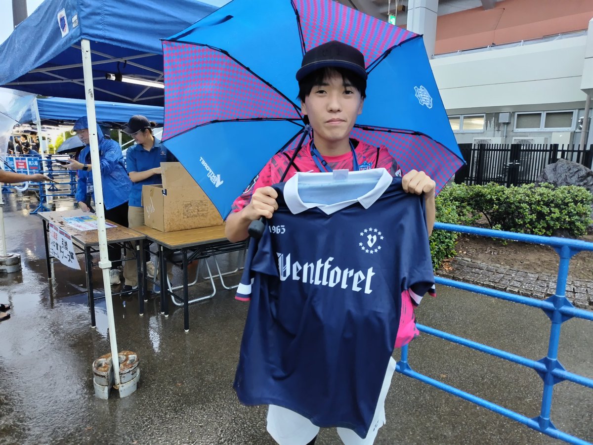 U-23限定イベント レトロユニフォームを900名にプレゼントしています