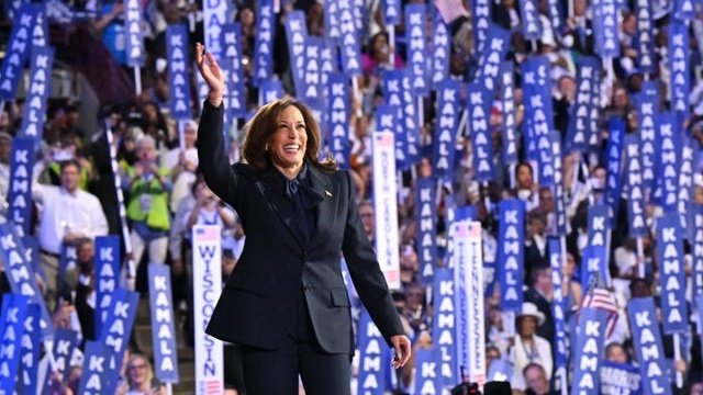 KamalaHarrisERC's tweet photo. Kamala Harris is the leader who will unite this country and move us forward together. Donald Trump’s divisiveness has no place in America’s future. Support $HARRIS and invest in unity! 🇺🇲🥥🌴 #HarrisForPOTUS https://t.co/Fj5e4pC9el