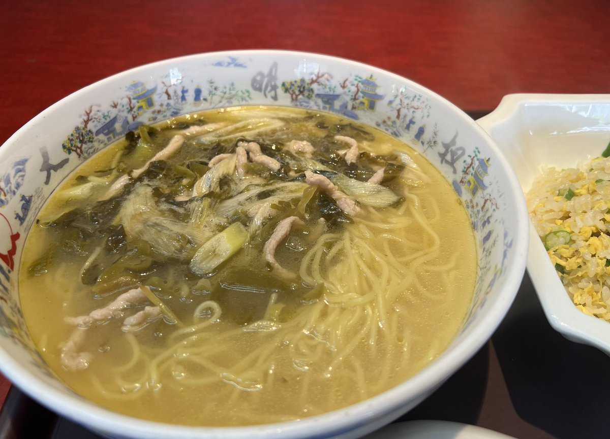 yatosu_0118's tweet photo. 三瀬の蕎麦屋さんは混んでるとみて、お昼は早良区の大明坦々麺へ
今��は高菜と細切り肉の麺、やや酸味あり😀
おみやに野菜直売所マッちゃんでイエローキッチン(労働支援施設)のカレー🍛2種とハラペーニョ佃煮をば。
豆腐ハンバーグと豚足は今夜のつまみ🤭 https://t.co/gJiHO5ctDw