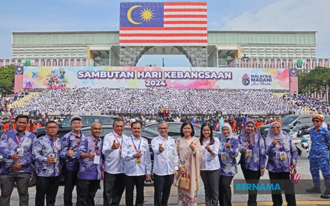 Bernama_Radio's tweet photo. #HKHM2024 : Sambutan Hari Kebangsaan 2024 berjalan lancar dengan lebih 100,000 pengunjung membanjiri Dataran Putrajaya hari ini - Menteri Komunikasi @fahmi_fadzil 

https://t.co/xDgBjWKMDT https://t.co/YHqF30psPW