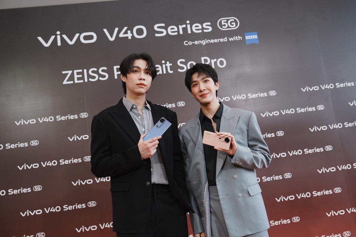 First_Memorie's tweet photo. แจ้งเกิดไปกับผมและ vivo V40 Series 5G ที่มาพร้อมทุกกล้องเลนส์ ZEISS 50MP ถ่ายภาพพอร์ตเทรตได้สวย คมชัดทั้งกล้องหน้าและกล้องหลัง สายถ่ายภาพต้องลองง😎✨

เป็นเจ้าของได้แล้ววันนี้ในราคาเริ่มต้นเพียง 15,999.- ที่ vivo Brand Shop ทุกสาขาและตัวแทนจำหน่ายทั่วประเทศ

➖ ig : https://t.co/IvnvrEt3Gp (Update) 

#vivoV40Series5G 
#พอร์ตเทรตเปิดเกิดทุกคน #ZEISSPortraitSoPro
#Firstkanaphan #กองทัพของเฟิร์ส
#เฟิร์สข้าวตัง