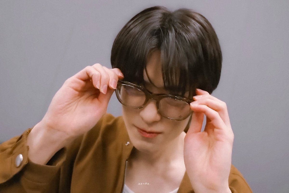 ADORE0214's tweet photo. 😟🤓

#재현 #JAEHYUN 
#JAEHYUN_J https://t.co/7KAilJEzAt