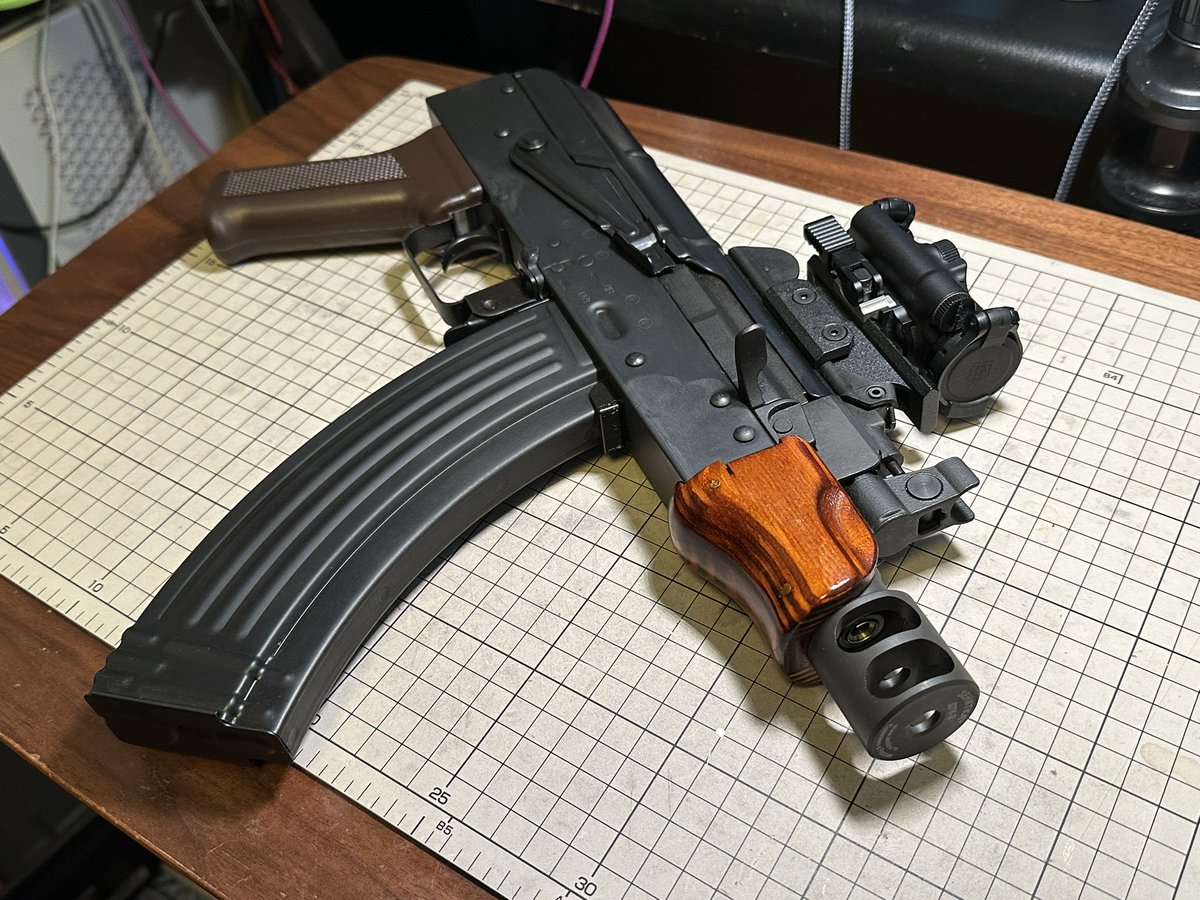 GunBlue48's tweet image. LCT AK MOEをAKマガジンに換装、NOVUS MDS3をマウントしてみた。いいねぇ。

#lctairsoft #AK #MOE