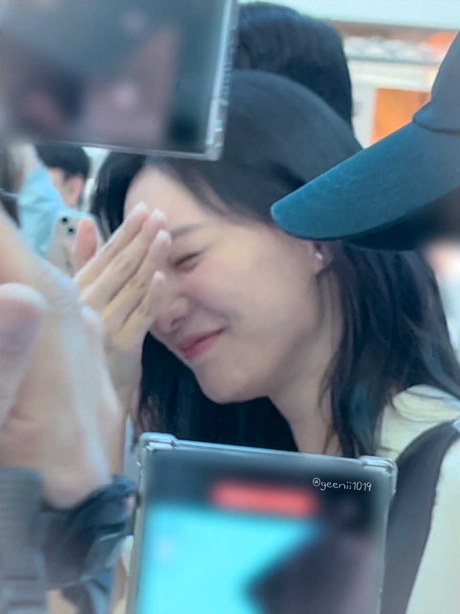 #김지원
수없이 말했지만 언니는 웃을 때 진짜진짜 예뻐
평생. 웃는 모습만 보고싶어짐 ..
그러니까 평생 행복하세요 공주야🤍