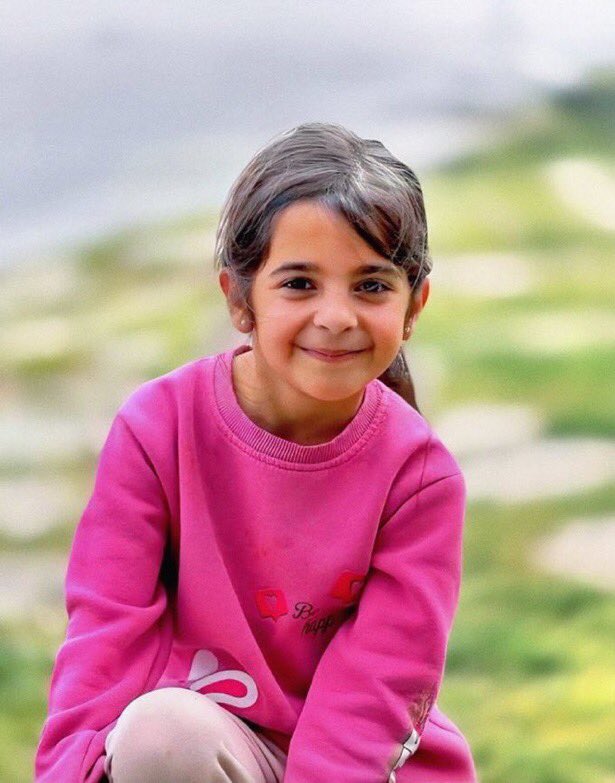 Binlerce kötülüğün derdi yetmez gibi yüreğimize dert oldun #çocuk…

Unutmamızı beklemesinler, güvenmemizi beklemesinler, sonuna kadar takipteyiz, Narin’in ve gerçeğin peşindeyiz‼️

#NariniBulunArtık
#NarineNeOldu
#NarinNerede