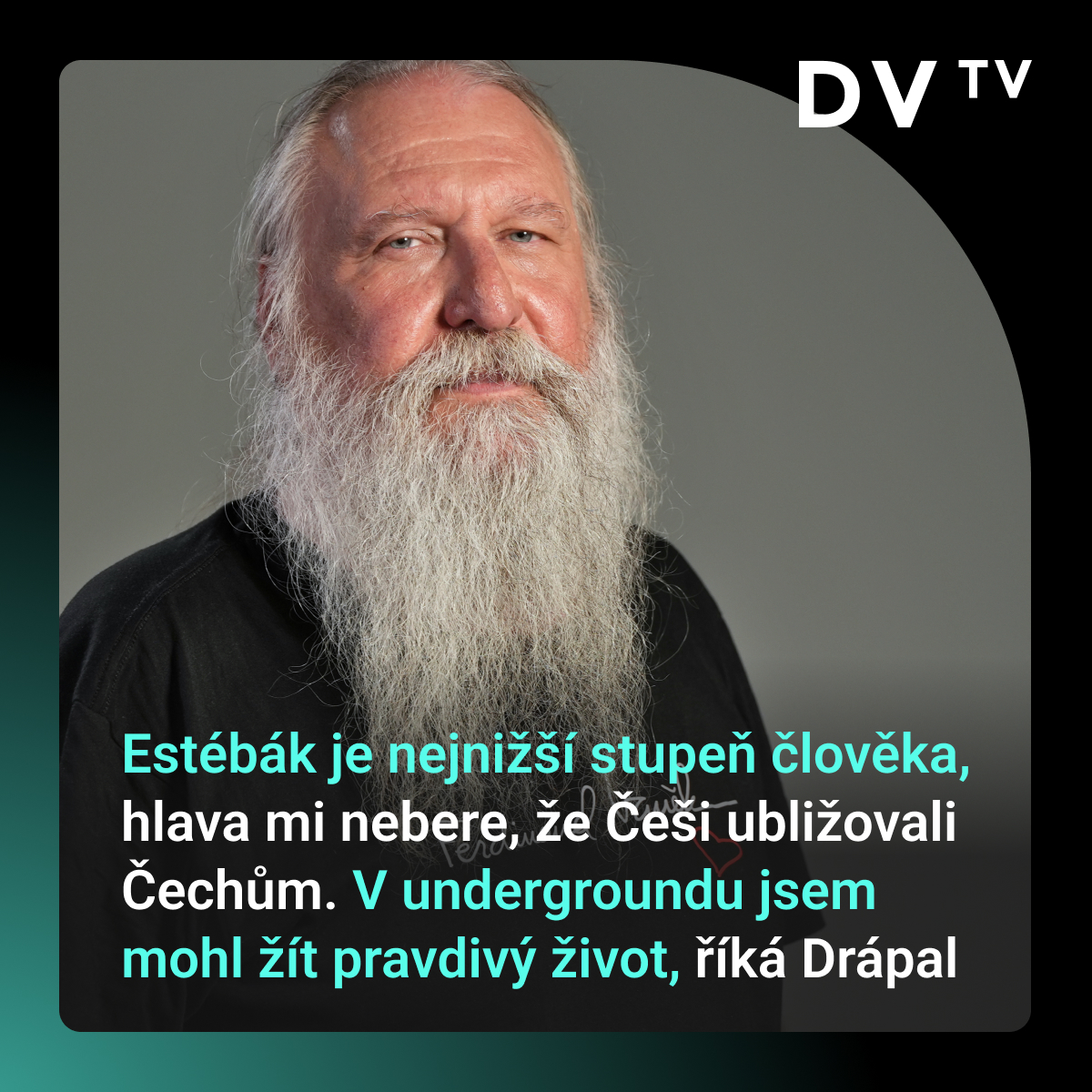DVTVcz's tweet photo. 💬| „U StB byli buď kariéristi, kteří chtěli mít všechno zadarmo a bylo jim to fuk, nebo bestie, které si myslely, že jim něco bereme. Ti tomu věřili a ti byli opravdu zlí,” říká Vladimír Lábus Drápal, v 80. letech organizátor undergroundových kulturních akcí.
💬| Na 21. září chystá koncert, který připomene nedožité 80. narozeniny Ivana Martina Jirouse. „Stál u zrodu českého undergroundu, což je fenomén. Když se rozhodl být zlobivý, tak byl opravdu nesnesitelný, ale byl to spíš druh sebeobrany, roky v kriminále na něm zanechaly stopu. Ve skutečnosti to byl citlivý a křehký kluk.”
🎥| Rozhovor si pusťte ZDE: https://t.co/zB3KGqzOzX