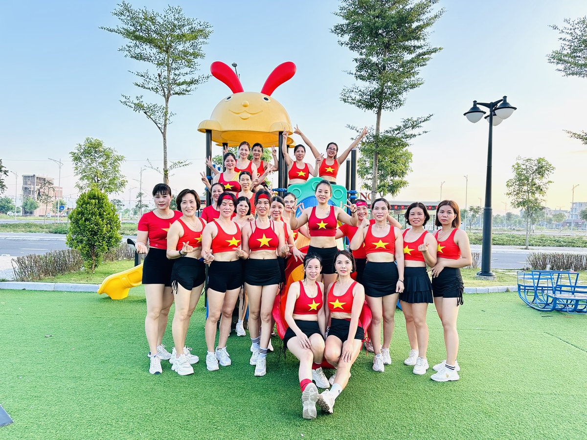 DuyenptHd's tweet photo. Chào mừng ngày Quốc Khánh 2-9 các CLB nhảy giao lưu tại KĐT Trạm Bóng. Ngắm các chị chăm thể thao lại chăm uống Hector cứ là mê https://t.co/HaU5RE6Dst