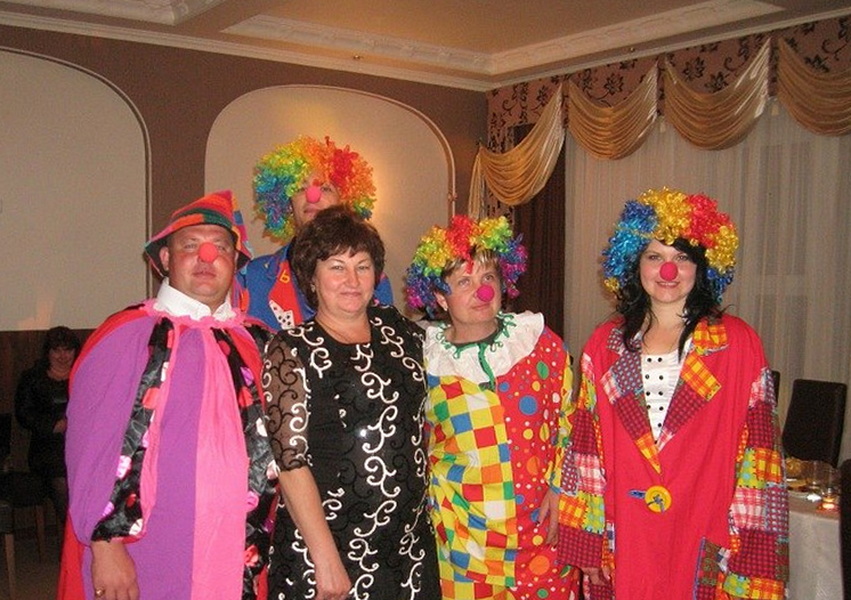 Какие могут быть причины нарядиться клоуном? За компанию?  Благотворительность? Утренник в детсаду? Вроде, все. А нет, есть  еще редкий случай, когда воспоминания из детства наполняют клоунский образ теплотой. Это сейчас дети Оно смотрят,  у нас были Попов и Румянцев.