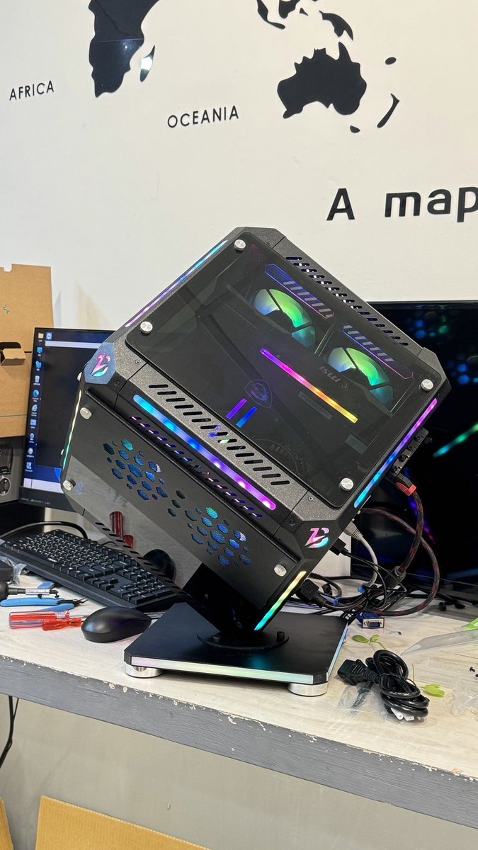 《賣電腦》《抽顯示卡》

有看過神奇機殼嗎
超級酷的魔方機殼
搭配強力顯卡  打遊戲完全不用擔心卡頓

i5-12400F
Asus B760M-A Wifi
海盜船D4-3600 16G*2
1TB Gen4 M.2 SSD
MSI RX6800XT-16G
750W
魔方機殼 黑色

這一台僅38500元
只有一台

抽一張顯示卡
RTX2060

轉發 愛心 留言！
祝你中獎！