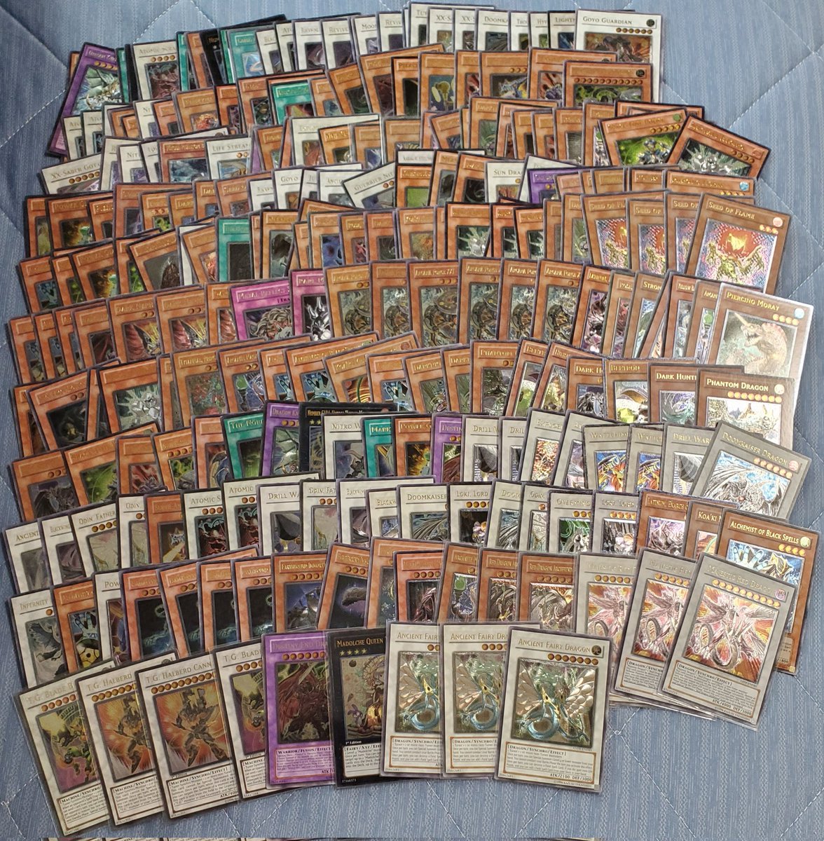 mici0715's tweet photo. @ultimate09398 今の御時世でその価格は凄いですね！
私は15年程昔から遊戯王の初期版やレリーフ、海外の亜版を専門に収集しております。
10年程前ですが公式大会で海外版が使用禁止になり一時的に暴落した頃にホビーオフで『海外版レリーフまとめ300枚以上』と題した商品を3300円で購入しました。
今思えば恐ろしい！ https://t.co/rtTLs1hh4A