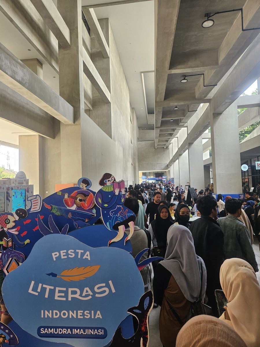 readyreadery's tweet photo. They say indonesia literacy is dead? What the hell is this ????? https://t.co/UD6V1OJ9Pp