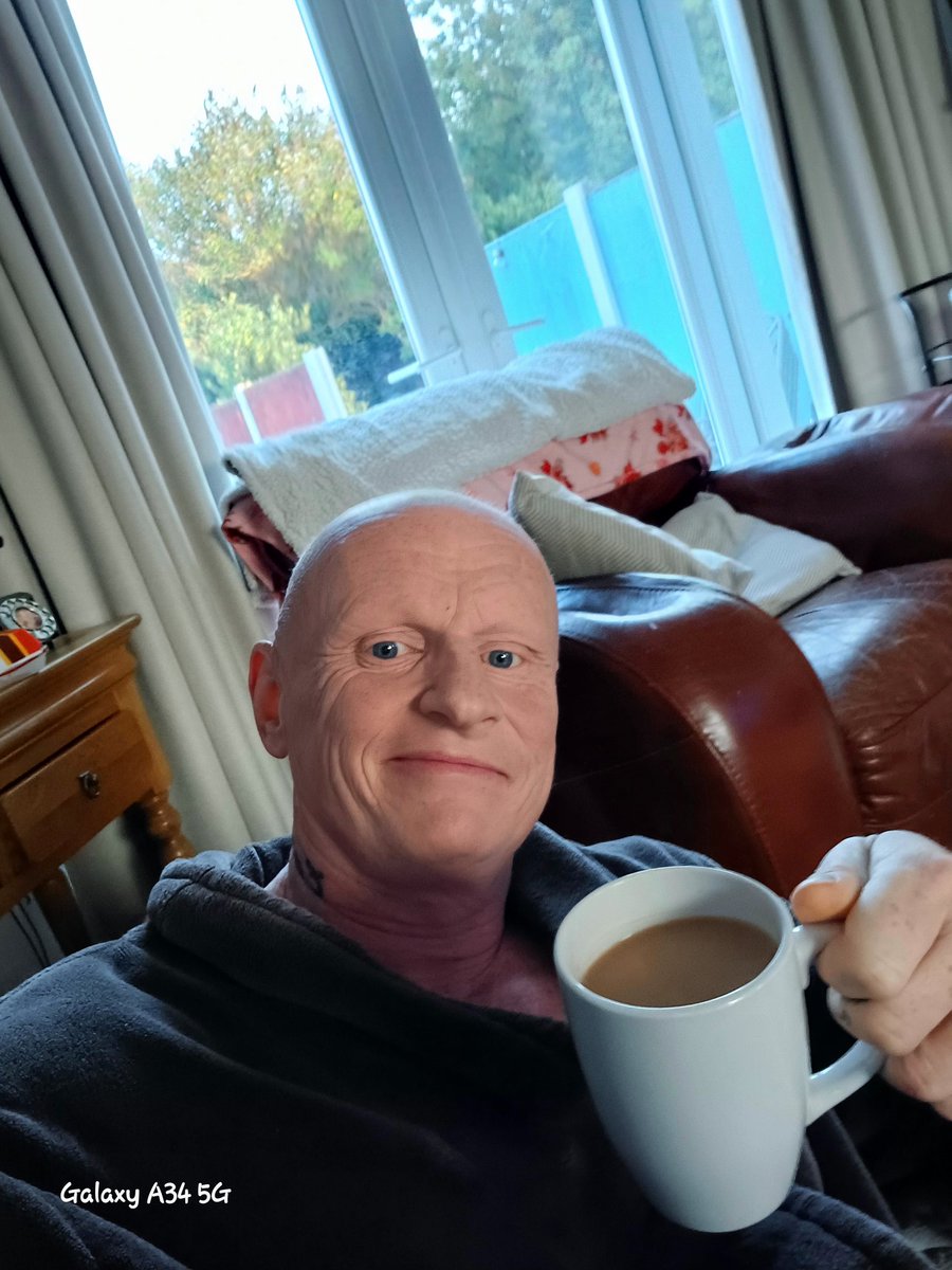 Royston56428882's tweet image. Morning all ☕️☕️☕️ tried to stay off here yesterday it was so depressing and Roystons all about positivity 😇 anyway weekend football and beers 🍻 ⚽️ 🎶 BRING ON YA MANCHESTER UTD 🎶 have a boss one all sun is shining 🌞