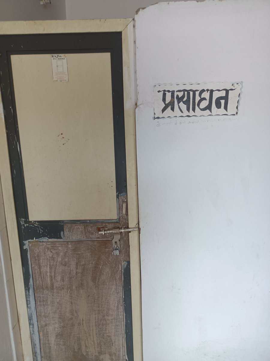ChandanABVP's tweet photo. Pnr no 2420825969
दिघवारा रेलवे स्टेशन पे सभी शौचालय पर ताला लगा हुआ है आखिर कहा जाया जाए शौचालय करने के लिए @DrmSonpur @RailwaySeva @ECRlyHJP https://t.co/APXvMGpWji
