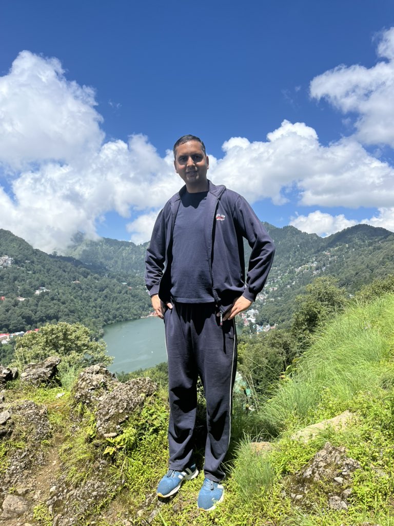 neebhatt's tweet photo. दो घंटे की ट्रैकिंग की बाद मिट्टी, घास, जंगल, पहाड़, पानी और बादल के साथ सामुहिक मुलाक़ात.
#Nainital 
#GoodMorning https://t.co/A8R6PORd6Y