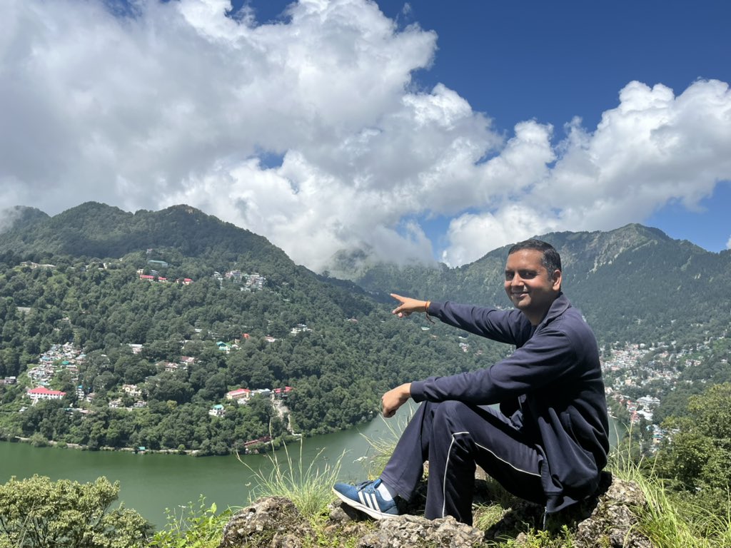 neebhatt's tweet photo. दो घंटे की ट्रैकिंग की बाद मिट्टी, घास, जंगल, पहाड़, पानी और बादल के साथ सामुहिक मुलाक़ात.
#Nainital 
#GoodMorning https://t.co/A8R6PORd6Y