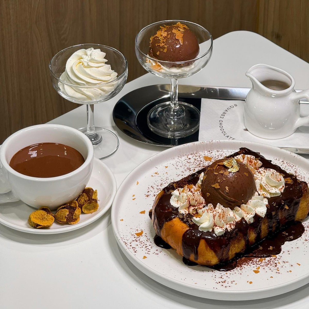 #คาเฟ่Chocolateในตำนานที่สามย่านออกเมนูช็อกโกแลตใหม่ฉ่ำ
โท๊สดีมากๆๆประทับใจ ทำถึงเกิ๊นน

🍫🤎 เกินเรื่องไปมากรวมดาวเมนูช็อกโกแลตขั้นสุด สาวกช็อกโกแลตต้องมาโดนเท่านั้นกับเมนูใหม่ของร้าน Square2 Chocolate รวบตึงมาทุกเมนูของนาง ประทับใจทุกอณูของจริง

🍞🍩