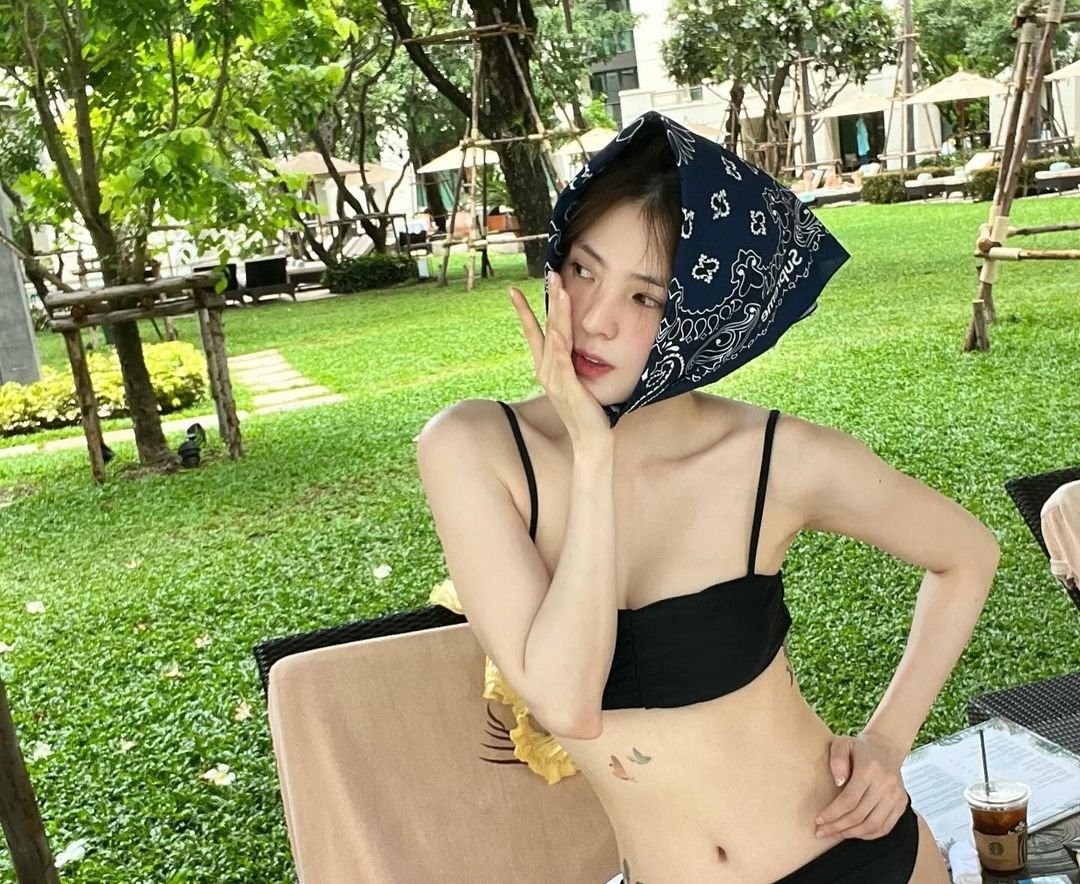 dear_xeesh's tweet photo. 한소희의 여름이 너무 뜨겁다..🥵❤ https://t.co/cpXxpvxo1e