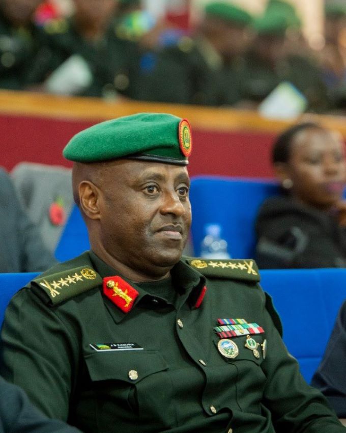 EmmanuelINTORE's tweet photo. 🚨Inkotanyi: Ateye ubwoba! Mu ba- General b'u Rwanda ntawe umwitiranya! Abasirikare 3 bambaye ipeti rya Jenerari bwambere yarimo. Ninde ivugwa?

Yafashe iyambere maze 1990 afatanya n'abandi kubohora u Rwanda ndetse anahagarika Jenoside 1994.

Ni Gen Jean Bosco Kazura! yavutse  mu mwaka w' 1960, kubwo amateka asharira y'igihugu cyacu cyari gifite ubuyobozi bubi, avukira mu gihugu cy'u Burundi aho umuryango we wabaye nk'impunzi.

Yakuriye i Burundi ari naho yanize amashuri ye muri Collège Saint Albert, ishuri ryari ryaratangijwe n’impunzi z’Abanyarwanda.

Iri shuri ryanyuzemo Abanyarwanda benshi bari barahungiye i Burundi. Muri aba harimo Madamu Jeannette Kagame @FirstLadyRwanda, Gen Jean Bosco Kazura na Senateri Emmanuel Havugimana.

Gen. Jean Bosco Kazura niwe wa Gatanu wazamuwe ku ipeti rya General aho yaryambaye mu mwaka w' 2019 aho yari avuye kuri Ranka Major General icyo gihe yari Umugaba mukuru w'ingabo z'u Rwanda - #RDF

Afande Kazura yabaye umuyobozi wungirije w’umutwe w’Ingabo za Afurika Yunze Ubumwe I Darfur muri Sudani.

Muri Gashyantare 2006, Afande KAZURA yatowe ku bwiganze busesuye ku mwanya wo kuyobora ishyirahamwe ry’umupira w’amaguru mu Rwanda @FERWAFA. Muri manda ye ya mbere, u Rwanda rwabashije kwakira imikino y’irushanwa nyafurika ry’abatarengeje imyaka 20. 

Imyaka ine nyuma yaho Afande KAZURA yaje kongera gutorerwa nta nkomyi kuyobora #FERWAFA.

Nyuma y’impinduka zabayeho mu buyobozi bw’ingabo z'u Rwanda, KAZURA yahawe kuyobora ibirebana n’imyitozo n’ibikorwa muri RDF. 

Muri Kamena 2010 yanyarukiye muri Afurika y’Epfo mu rwego rwo kwitabira imikino y’igikombe cy’isi, gusa ntiyari yabashije guhabwa uruhushya rwo kujyayo nk’uko biba bisabwa abayobozi mu ngabo za RDF bifuza kujya hanze y’igihugu, bityo aratumizwa ndetse atabwa muri yombi, nyuma aza guhabwa imbabazi.

Muri Nzeli 2011 ni bwo Kazura yaje kwegura ku buyobozi bwa Ferwafa.

Muri Kamena 2013, Afande KAZURA yagizwe Umuyobozi w'ingabo za MINUSMA muri Mali. 

Mu Ugushyingo 2019, General Jean Bosco KAZURA yagiriwe ikizere n'Umugaba w'ikirenga w'ingabo z'u Rwanda (Commander In Chief - CIC @PaulKagame ) amugira Umugaba Mukuru w’Ingabo z’u Rwanda kugeza mu mwaka wa 2023 ubwo yakorerwaga mu ngata na CDS General Mubarak MUGANGA (Ndabahaye amateka n'ibigwi bye)

Ejo tariki ya 30 Kanama 2024, ku myaka isaga 64, Afande Gen Jean Bosco KAZURA yemerewe n'Umugaba mukuru w'ikirenga w'ingabo z'u Rwanda #RDF_ CIC @PaulKagame kujya mu kiruhuko k'izabukuru hamwe n'izindi ngabo zifite amapeti atandukanye.

Abo babanye i Burundi ndetse n'abo bakoranye mu Rwanda kugeza ubu cyane ko atigeze afasha umuheto hasi akomeje kutûraarira ku nkike ngo UMUNYARWANDA wese atarazwa ku nkeke, bamuzi nk'UMUNYAMURAVA, agira UKURI, ISHYAKA, UBUPFURA, URUKUNDO n'UBWITANGE mu nshingano ahawe. 
#AbatoTumwigireho 

Ndakomeza kubaha amateka 👇👇👇

𝐔𝐤𝐢𝐛𝐲𝐢𝐛𝐮𝐤𝐚, 𝐛𝐚𝐧𝐳𝐚 𝐠𝐮𝐤𝐨𝐫𝐚 #𝐅𝐎𝐋𝐋𝐎𝐖 𝐤𝐮𝐫𝐢 @EmmanuelINTORE 𝐮𝐝𝐚𝐜𝐢𝐤𝐰𝐚 𝐧'𝐚𝐦𝐚𝐭𝐞𝐤𝐚 𝐲'𝐈𝐍𝐓𝐖𝐀𝐑𝐈 𝐳𝐚𝐫𝐮𝐠𝐰𝐢𝐫𝐢𝐣𝐞 𝐢𝐛𝐢𝐠𝐰𝐢 

#Inkotanyi #RPA #RwOX @RwandaMoD
@jnabdallah @RobCyubahiro
