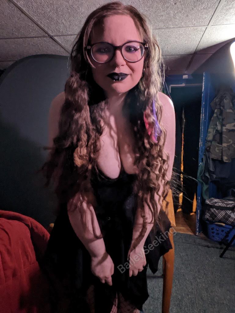 1 pic. My two sides. Naughty Goth girl and bubbly pink. Goth girl and Valentine's photoshoots are up on my sub sites. https://t.co/mLp28ljHCe