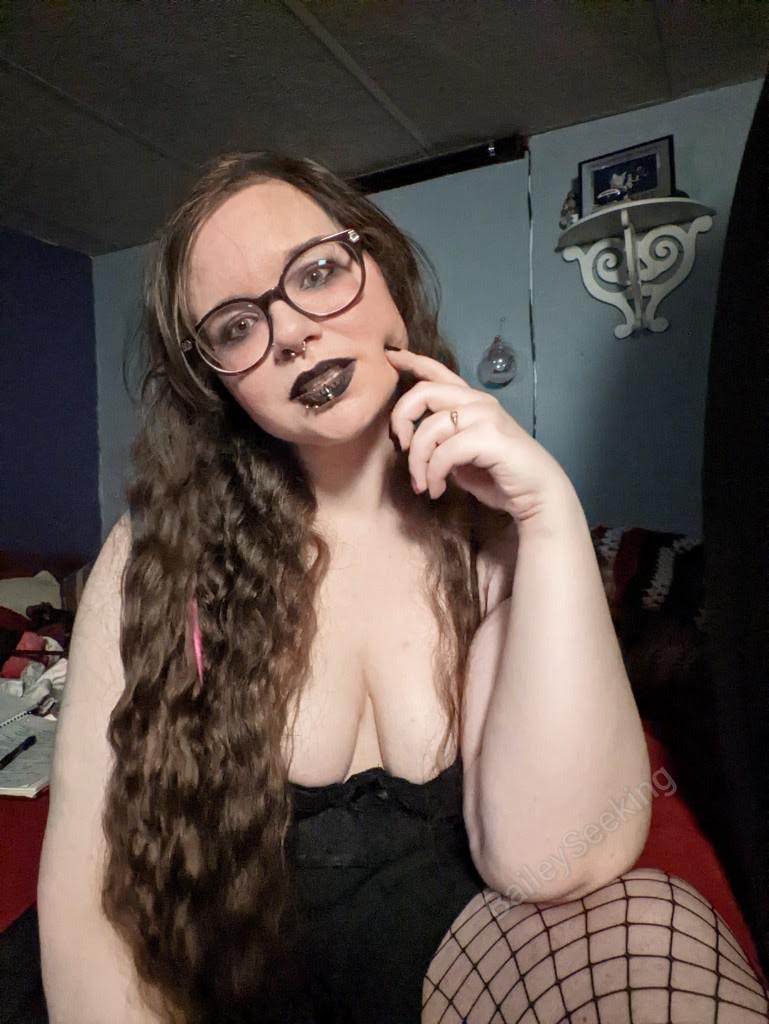 2 pic. My two sides. Naughty Goth girl and bubbly pink. Goth girl and Valentine's photoshoots are up on my sub sites. https://t.co/mLp28ljHCe