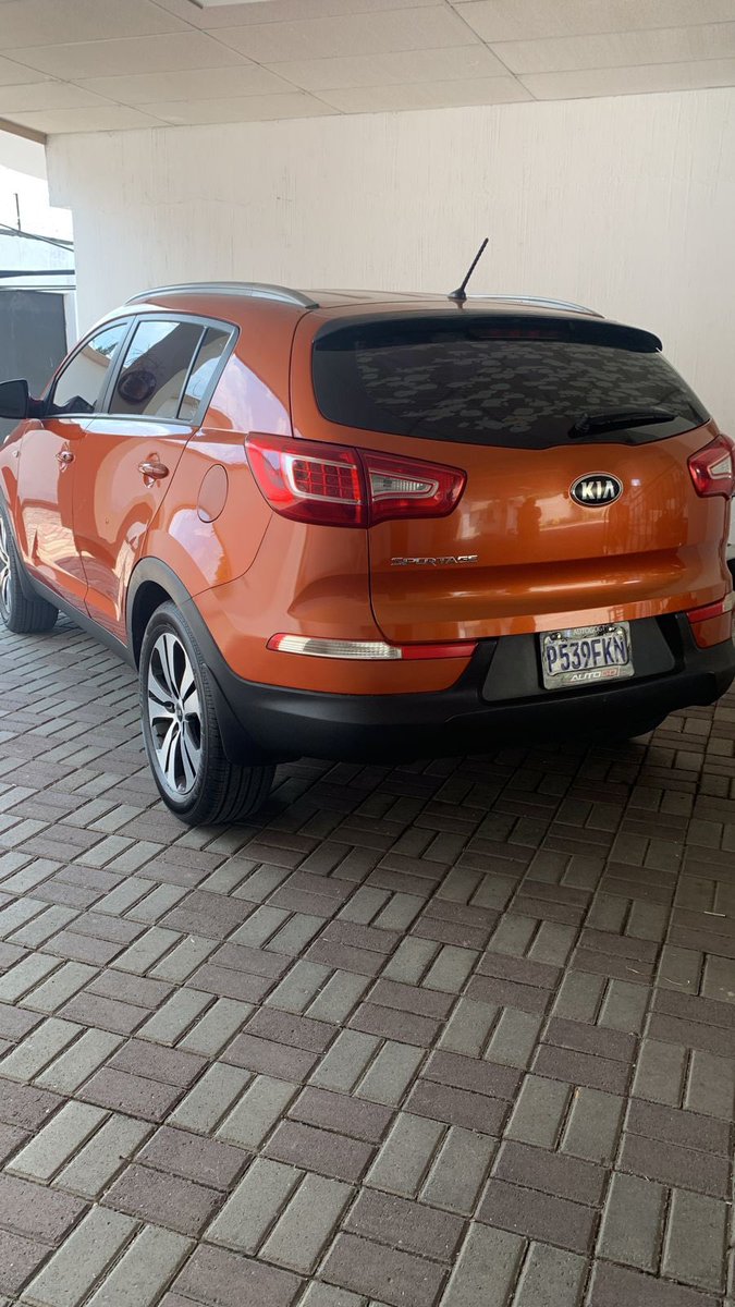 Me acaban de robar mi carro en la Zona 11 frente al Colegio Santa Teresita, 22 calle. Placas 539FKN por si alguien lo ve por favor de aviso. RT PORFA.