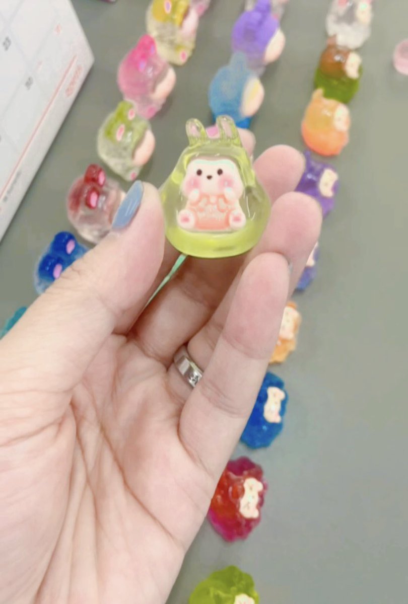 lleehKi's tweet photo. ของที่ซื้อแบบไม่มีรู้จะเอาไปทำไร แต่ซื้อมาก่อน เพราะมันน่ารัก 55555 🎀 #เรซิ่นเรืองแสง #ป้ายยา #ตุ๊กตาเรซิ่น 

พิกัด : https://t.co/KCUVIiKOO8 https://t.co/oMy3saZGIQ