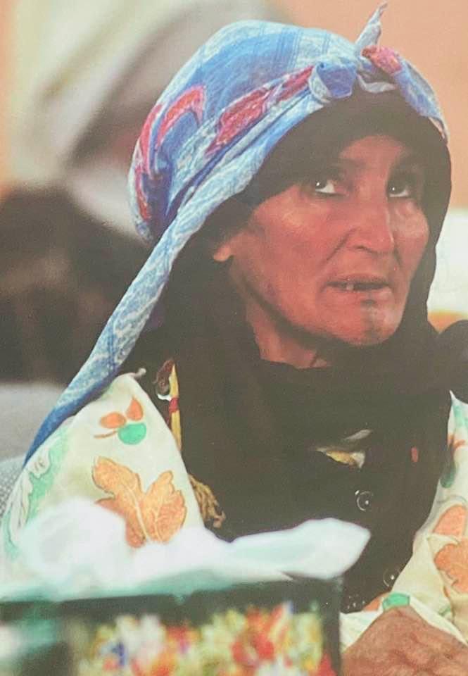 تخطفني نظرة صارخة
طالعة من وحشة الزمان
تدمن إيقاع الألحان
وتغني  ..
رذاذ وضوء يتصاعد
كالسحاب  على صوت
يعرف عند الغروب كيف يُشرِقْ