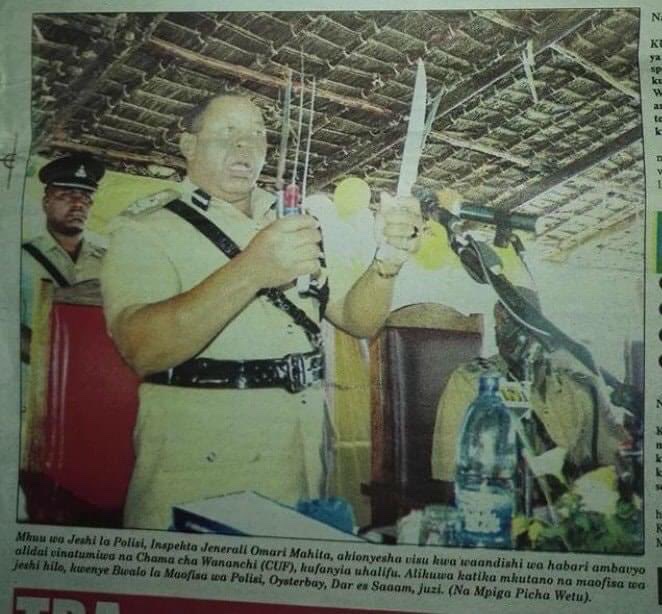 IAMartin_'s tweet photo. UONGO WA IGP MAHITA KWA CUF; UONGO WA POLISI KWA CHADEMA.

POLISI kupitia Msemaji wake DCP David A. Misime limetoa tuhuma kwa CHADEMA katika taarifa kwa umma kwamba viongozi wa CHADEMA kupitia kikao cha ZOOM, wamepanga kuvamia vituo vya polisi kwa wakati mmoja katika makundi ya watu 20. 

CHADEMA wamewaita waandishi wa habari na kuwaeleza taarifa ya Polisi ni uongo na uzushi yenye lengo OVU zaidi kwa CHADEMA. Hii imenikumbusha mwaka 1995, IGP akiwa ALHAJI OMARI IDDI MAHITA alipowazushia uongo CUF. 

Kila nyakati za kuelekea uchaguzi mkuu, Jeshi la Polisi wanatoa tuhuma nzito kwa chama kikuu cha Upinzani, ambacho kinakuwa na nguvu na ushawishi wa kisiasa. Jeshi la Polisi wanatoa tuhuma nzito ambazo ni ngumu kuthibitisha sehemu yoyote. 

1995 Omari Mahita akiwa RPC kilimanjaro, Augustine Mrema alikwenda Moshi kufanya mkutano wa hadhara na baadae kufanya maandamano. Mahita aliamuru Mrema achakazwe na mabomu yaliyopelekea Mrema kuugua macho, muda mrefu.

RPC Alhaji Omari Iddi Mahita akajitapa mbele ya vyombo vya habari …., “kama (Mrema) ulikuwa bosi wangu ni zamani sio sasa”, kitendo hicho kilimpa ujasiri ndani ya CCM na kupandishwa cheo kuwa INSPECTOR GENERAL OF POLICE (IGP).

Augustine Lyatonga Mrema alikuwa mwanachama wa CCM, waziri wa mambo ya ndani na Naibu Waziri Mkuu kabla ya kuhamia NCCR-Mageuzi na kuwa mgombea Urais katika uchaguzi mkuu wa mwaka 1995. Mahita akajichukulia pointi tatu kwa gwiji..

Chama cha Wananchi (CUF), chenye ofisi zake Buguruni ,Dar es Salaam, kilikuwa ni chama cha upinzani chenye nguvu, ushawishi na Polisi iliyokuwa chini ya (IGP), Omari Mahita ilielekeza nguvu zake kupambana na wafuasi wa CUF.

Wafuasi wa CUF walikuwa wakikaidi amri haramu za polisi ambazo zilikuwa zikipiga marufuku maandamano na mikutano ya hadhara iliyokuwa inapangwa kufanya na chama hicho siku ya Ijumaa baada ya ibada ya waumini wa dini kumalizika.

Mara nyingi maandamano ya CIVIC UNITED FRONT - CUF ambayo yalikuwa yanapigwa marufuku na Jeshi la Polisi yalikuwa yakianzia Buguruni (yalipo makao makuu ya CUF) kuelekea Uwanja wa Kidongo Chekundu Dar Es Salaam katika kusanyiko lao.

CUF ya enzi zile kati ya 1999-2005 kilikuwa ni Chama chenye wanachama ambao walikuwa na umoja na ujasiri na na baadhi ya wanachama wake walikuwa na ujasiri wa kukaidi amri za Jeshi la Polisi na kuamua kuingia barabarani kuandamana.

Walifanya mikutano ya hadhara, katika mikutano, matokeo yake yalikuwa ni kupokea vipigo, kurushiwa mabomu ya machozi na Polisi na wengine kufunguliwa kesi za jinai mahakamani. CUF waliitaabisha serikali ya Benjamin Mkapa ipasavyo.

Maandamano mengi ya CUF yalitaabisha jeshi la polisi ambayo waliyapiga marufuku kupitia aliyekuwa msemaji wa Jeshi la Polisi enzi za IGP - Omari Mahita, Aden Mwamunyange na Kamanda wa Polisi Mkoa wa Dar Es Salaam Enzi hizo, Alfred Gewe.

2005 kuelekea uchaguzi mkuu, katikati ya joto kali la Uchaguzi Mkuu, baada ya kubanwa na (Civic United Front - CUF), serikali ya Benjamin W. Mkapa ilimtumia Mkuu wa Jeshi la Polisi, Inspekta Jenerali Omari Mahita, kutisha wapiga kura. 

Kulikuwa na wimbi kubwa la ujambazi. IGP Mahita na jeshi la polisi wakatuhumu CUF walikuwa nyuma ya ongezeko la vitendo vya ujambazi. Kwamba CUF walikuwa wakiendesha kwa siri UJAMBAZI ili kuikomoa Serikali ya Benjamin W. Mkapa,  

Lengo kuu la tuhuma za Mahita zlikuwa kuiharibia haiba ya CUF mbele ya jamii, akaongeza pia, ajenda nyingine ya CUF ilikuwa kumchonganisha Mahita na Rais Mkapa ili aonekane hafai, kwamba ameshindwa kudhibiti ujambazi, au anaihujumu serikali.

Mahita aliwatuhumu CUF kwa kueneza uvumi mitaani kwamba anashirikiana moja kwa moja na majambazi. Akaweka wazi uhasama wote huo ni kwa vile CUF inamtuhumu yeye kuwa atachangia kwa kiasi kikubwa katika kushindwa kwao uchaguzi.

Mahita akaweka wazi kwamba angeondoka madarakani kwa nguvu za Mungu pekee na kuwa haogopi mtu yeyote, tena akashindwa kujizuia akisema kwamba CUF kamwe haitaweza kuingia Ikulu hata kama yeye hatakuwepo Polisi. Aliweka nadhiri.

Baada ya hotuba hiyo ya kushtusha, sio CUF pekee waliotoa misimamo, hata wanasiasa wa vyama vingine vya upinzani waliingilia kati na kuitaka Serikali kuunda tume kuchunguza tuhuma hizo ili sheria ifuate mkondo wake dhidi ya mkuu wa polisi.

Kwa upande wao CUF waliibuka kwa nguvu na kufanya maandamano makubwa wakimtaka Rais amtimue kibarua IGP Mahita mara moja. Kadhalika waliahidi kwenda mahakamani kufungua kesi dhidi yake kwa kuchafuliwa jina mbele ya jamii.

Serikali haikusema lolote zaidi ya kukana kuhusika na maneno ya Mahita kupitia Waziri wa mambo ya ndani, Omari Ramadhan Mapuri. Ikafuatia mikanganyiko ndani ya Polisi. Utajiri binafsi wa Mahita na jinsi alivyoupata, umri wake na tarehe ya kustaafu.

Msemaji wa jeshi la Polisi, SACP Aden Mwamunyange, akasema Mahita alimuandikia barua Rais tangu 2005 akiomba kustaafu. Mwamunyange akaitaja tarehe rasmi ya kustaafu kwa bosi wake akitoa vielelezo vya umri na tarehe yake ya kujiunga na jeshi. 

Tarehe ya kustaafu IGP Omari Iddi Mahita ilikuwa iwe 04 Mei 2006 hata hivyo tarehe hiyo ikabatilishwa na Mahita akastaafu kabla. Haikuwahi kuelezwa au kujulikana sababu za msingi za kwanini alistaafu kabla ya tarehe yake rasmi ya kustaafu kufika. 

Je, Omari Mahita alistaafu chini ya shinikizo fulani. Je, ni sakata lake na CUF? Je, ni tuhuma zilizokuwa zikimkabili juu ya kuushindwa uhalifu. Je, Serikali iliamua kumaliza mizozo kwa busara ya kuung’oa mzizi wa fitina? Yote yanawezekana!

Sakata hili lilipamba moto katikati ya simanzi ya ongezeko la ujambazi nchini, lililoitia Serikali hasara ya mabilioni na kupoteza roho za watu wengi wakiwa vilema, yatima au wajane. Katika kutafuta mchawi ndipo wakubwa hawa walipoanza kutajana.

Minong’ono ikaenea IGP Omari Mahita yuko nyuma ya uhalifu huo. Mahita akajitokeza na kusema anawajua wanaoeneza minong’ono hiyo na sababu zake. IGP Omari Mahita akataja Civic United Front - CUF kwamba ndio wahusika wakuu wa ujambazi

Tuhuma hizo hatari zikawashtua watu hata waliokuwa serikalini. Serikali ilikana kuhusika nalo. Pamoja na historia yake ya kijeshi na sifa lukuki na nishani, Mahita anatajwa kuwa na tatizo kubwa la kuzungumza kwa hisia kali, hasira na kukosa utulivu.

Mara nyingi alionyesha kushindwa kuzuia jazba yake na kujikuta akiropoka mambo yaliyomtia mara kadhaa katika mizozo na migogoro na wanasiasa, hata kama aliyoyasema yalikuwa na ukweli ndani yake, hakuweza kuyawasilisha kwa utulivu na utimamu.

Alahaji Onari Mahita aliingia katika mzozo na wabunge ambao aliwataka wakatwe posho zao wakalipwe askari Polisi, Mahita hakupenda kuonekana mwoga huku akitumia nguvu ambazo mara nyingi zilimfanya anase kirahisi katika mitego ya wanasiasa.

Hoja ya wabunge ilikuwa Jeshi la Polisi lilistahili kuvunjwa ili liundwe upya. Wabunge wakatoa mfano wa Jeshi la kikoloni la King African Rifles (KAR), lilivyovunjwa baada ya maasi ya 1964 na kuundwa Jeshi la Wananchi wa Tanzania (JWTZ).

Hoja ya wabunge ilitokana na ongezeko la ujangili na mauaji. Kwamba, Polisi wameshindwa kazi. IGP Mahita alijibu mapigo kwa kusema kama wabunge wanataka kuona utendaji kazi wa Polisi, basi wawe tayari kuwalipa vizuri kama wao wanavyolipwa.

Mara nyingi alisimama kama Omari Mahita na siyo IGP. Sikiliza hotuba zake za mgogoro wake na (CUF) hadi kujiita ‘ngunguri’ baada ya CUF kujiita ‘ngangari’. Hii ilimfanya Mahita wakati mwingi awe  Katika mizozo ,iwe na taasisi au mtu binafsi, 

IGP Omary Mahita akavaa mabomu kumfurahisha RAIS Mkapa. Akaibukia kwenye TV akiwa na majambia visu vilivyopakwa rangi za bendera ya CUF, akisema wamekamata kontena la visu ambavyo CUF walikuwa wanakusudia kufanyia ugaidi.

Kisanga hicho kilikuwa ni 2005, mbele ya maafisa wa Polisi katika ukumbi wa bwalo la Polisi, Oysterbay, Kinondoni, Dar es Salaam. Mkononi ana visu na majambia, vikiwa vimepakwa au kufungwa vitambaa vye rangi za bendera ya CUF.

Hadi leo polisi na serikali ya Mkapa hawajatueleza visu hivyo vilipelekwa wapi. Kontena liliishia wapi. Hatujasikia mtu au kiongozi wa CUF amekamatwa kwa ugaidi. Hakuna kesi dhidi ya viongozi au wanachama wa CUF kutokana na tukio hilo.

Ni wazi lilikuwa tukio la kupika na kuichafua CUF mbele ya umma. Ilikuwa mbinu ya ushindi mchafu. iliwasaidia kuipiku CUF na kuidhoofisha mbele ya macho ya wapiga kura. Na hizo zimekuwa mbinu chafu za CCM nyakati zote ukifika uchaguzi.

Visu 20 vilivyotengenezwa SIDO vikatumika kuchafua taswira ya CUF. CUF ndiyo walikuwa chama kikubwa cha upinzani Tanzania wakati huo. CCM kupitia IGP Omari Mahita wakajenga hofu kwa jamii kwamba CUF ni chama cha kigaidi, wasiichague.

Ukazuka mjadala mkubwa. Kwa kuwa ujambazi umekithiri na IGP Mahita anatuhumiwa kushirikiana na majambazi na kwamba anawatuhumu CUF. Je, ni kweli benki na maduka na magari barabarani yanavamiwa na visu vya CUF na siyo bunduki?

Vilelezo (visu vyenye rangi ya nyeupe na nyekundu - rangi ya bendera ya CUF) vilikataliwa. Visu hivyo aliwahi kuvionyesha Waziri wa mambo ya ndani, Omari Mapuri wakati wa kampeni na kusema ni maandalizi ya CUF ya kuchafua amani ya Tanzania. 

IGP Omary Mahita akaingia katika mgogoro mkubwa na wafuasi wa CUF. February 19, 2006. Wanachama na wafuasi wa CUF wakaandamana kushinikiza IGP, Omary Mahita apigwe chini baada ya kuwatuhumu Civic United Front - CUF kwa ujambazi.

Jakaya Kikwete hakumuondoa kama matakwa ya CUF yalivyokuwa. IGP Omari Mahita akastaafu mwezi uliofuatia. Alistaafu Machi 4, 2006 akiwa na miaka 60, wadhifa alioutumikia kwa miaka 10 tangu mwaka 1996 akaingia Said Ally Mwema.

Ujio wa IGP Said Mwema ukawa wa ahueni kwa wananchi. Polisi walipata vitendea kazi vya kutosha. Wakapambana na ujambazi. Uporaji fedha ulioshamiri kwenye benki, ukapungua na hata kukoma. Je, Mahita alishirikiana na majambazi?

Said Ally Mwema akahudumu kwa miaka nane. Akateuliwa Ernest Jumbe Mangu ambaye alihudumu kwa miaka minne tu. Akateuliwa Simon Nyakoro Sirro. Omari Mahita alitanguliwa na Haroun G. Mahundi ambaye alihudumu kwa miaka 12.

Baada ya kustaafu, Mkuu wa Polisi, Alhaji Iddi Omary Mahita alijiunga na Chama cha Mapinduzi (CCM) na kufanya kazi za CCM hadharani. Hii ikadhihirisha wazi vita yake na CUF akiwa IGP ilikuwa ni kwa manufaa ya CCM na serikali ya Benjamin Mkapa.

Hizi chokochoko za Polisi sasa kwa CHADEMA, zinaturejesha nyakati hizo. Tanzania inarudi nyuma hatua nyingi katika demokrasia. Jeshi la Polisi limeshindwa kuacha vyama vya siasa vya Upinzani vishandane kisiasa na CCM kutafuta DOLA.

PS; Pamoja na hayo, nashauri, CHADEMA wasiache hizi tuhuma zibaki hivyo kwa sababu siyo tuhuma za kisiasa, zimetoka Jeshi la Polisi. Hivyo, CHADEMA washtaki Polisi mahakamani, Polisi wapeleke ushahidi wa tuhuma zao. CHADEMA ni mali ya UMMA. 

MMM, Martin Maranja Masese, Mtikila.