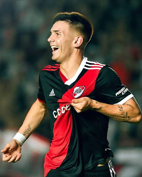 MakhubuSimanga's tweet photo. D other day I was watching Argentine futbal-RiverPlatevsNewell's,saw dis silky player,googled him&amp;I was introduced 2 17yrold Franco Mastantuono

2my surprise ManCity&amp;Real Madrid a already fighting 4him,hehas close2 1Billionrands release https://t.co/o96tdgpaeV do dey get it right https://t.co/onLGfIcznC